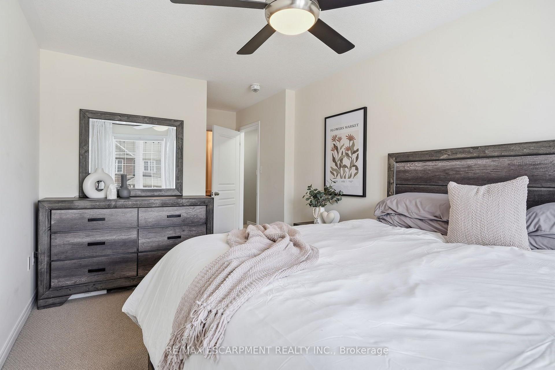 Photo 12 of 25 Hiscott Drive, Hamilton, Waterdown — HOMEH