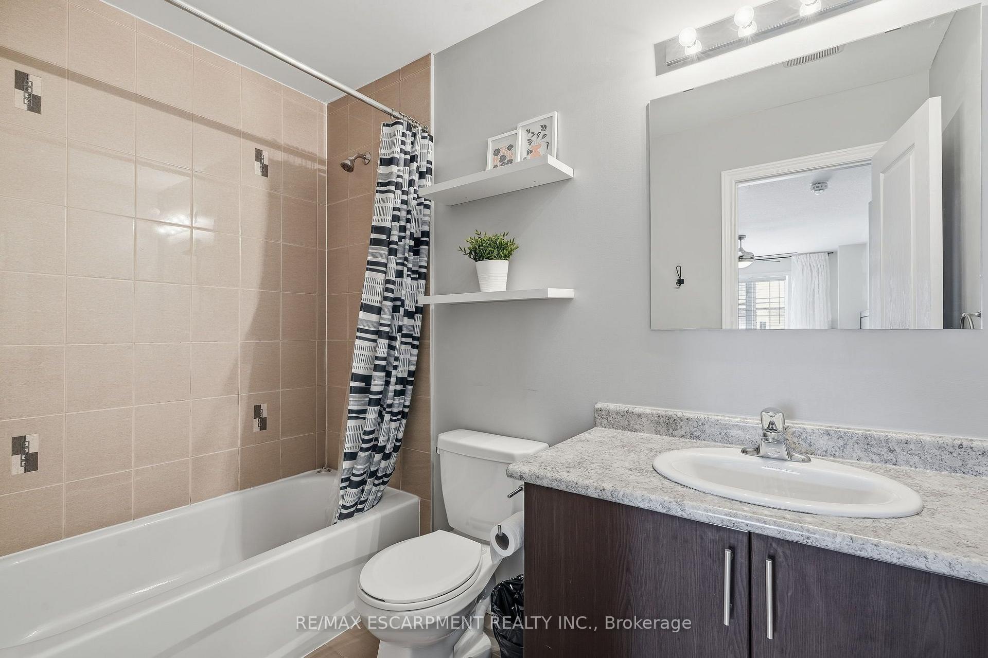Photo 13 of 25 Hiscott Drive, Hamilton, Waterdown — HOMEH