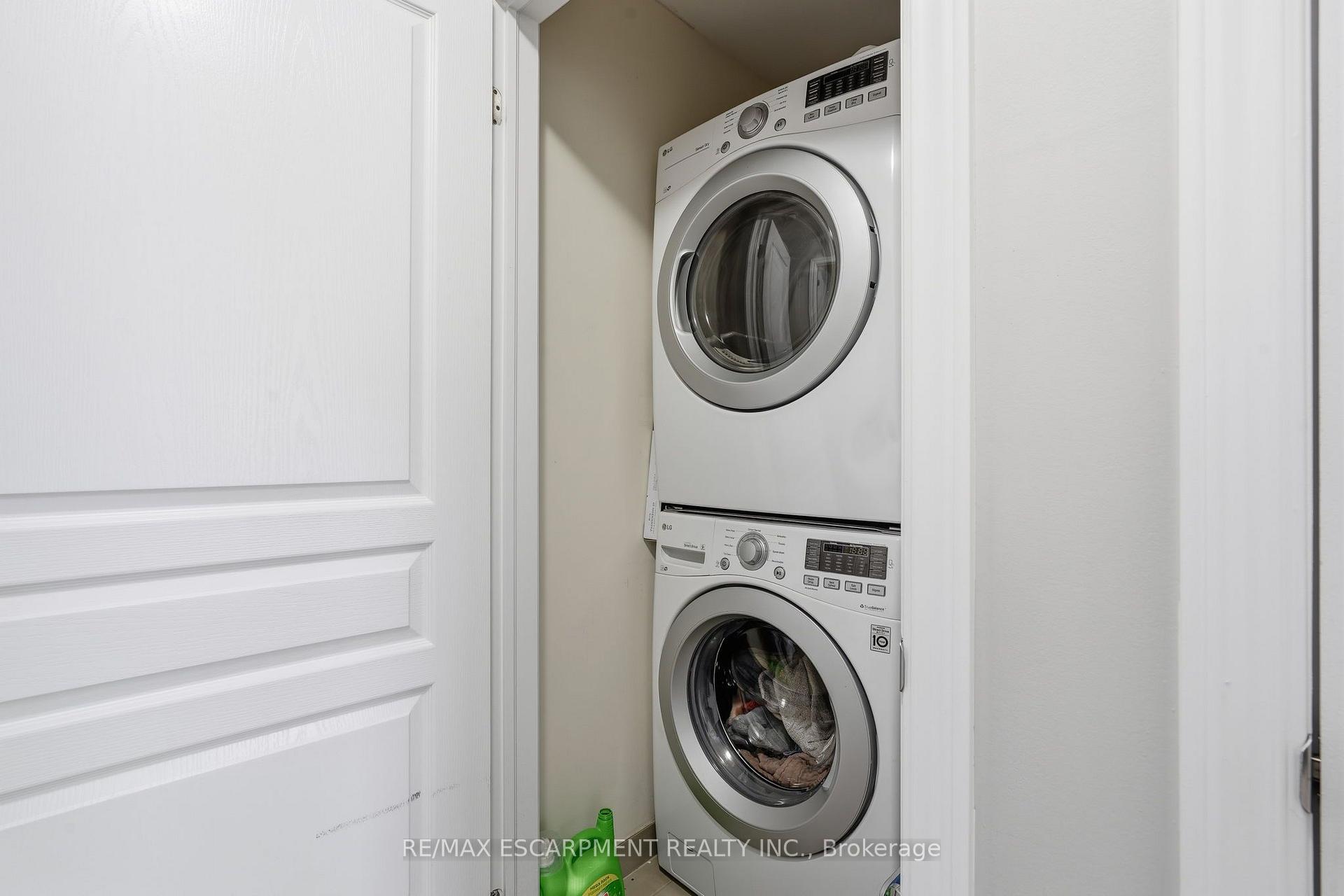 Photo 14 of 25 Hiscott Drive, Hamilton, Waterdown — HOMEH