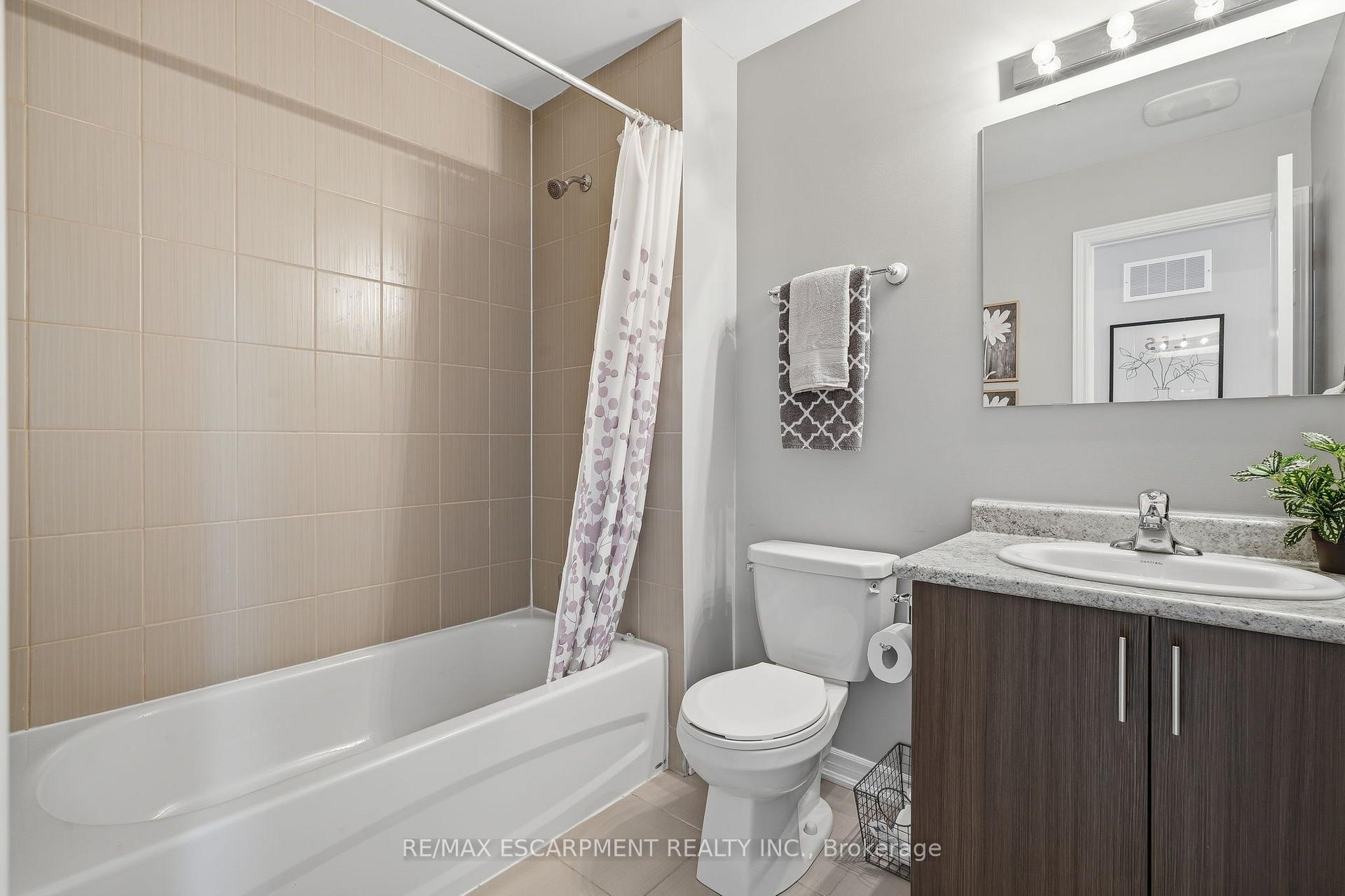 Photo 16 of 25 Hiscott Drive, Hamilton, Waterdown — HOMEH