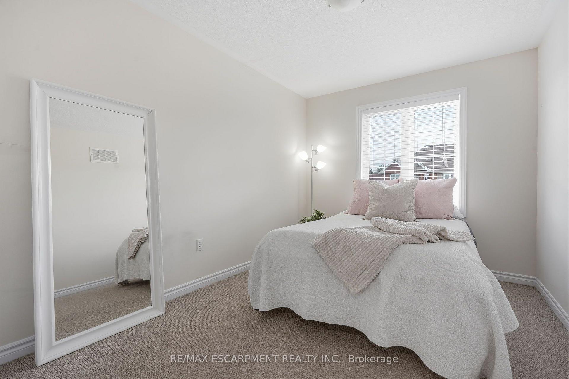 Photo 17 of 25 Hiscott Drive, Hamilton, Waterdown — HOMEH