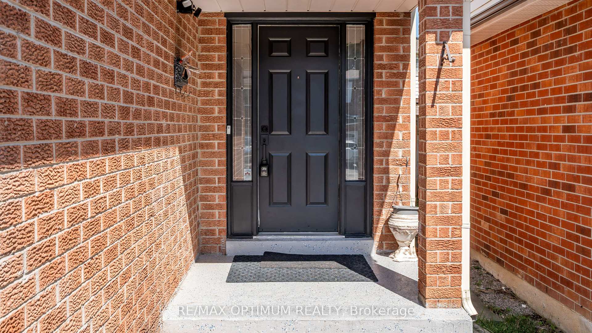Photo 2 of 4 Lawnview Court, Brampton, Heart Lake West — HOMEH