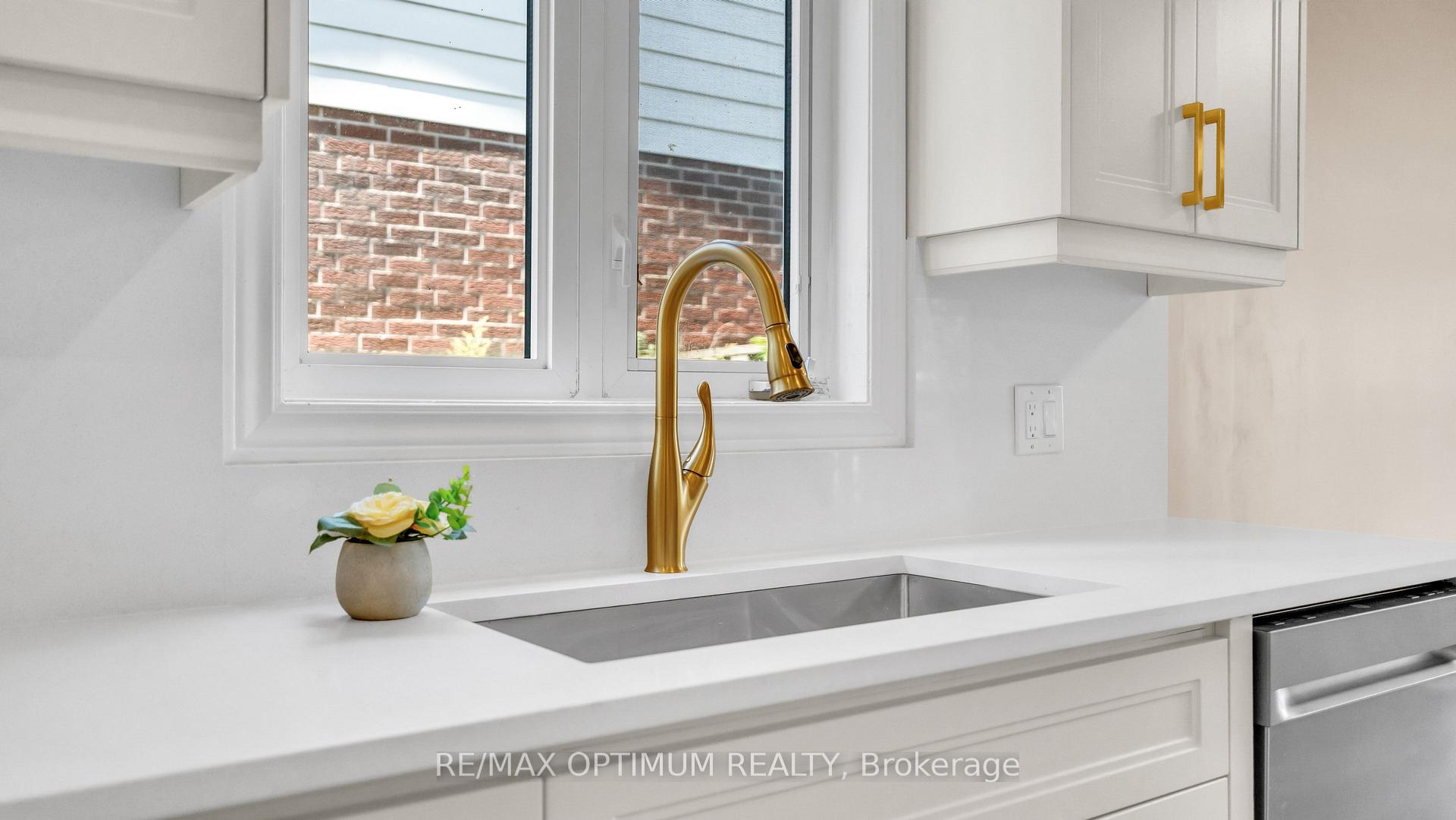 Photo 13 of 4 Lawnview Court, Brampton, Heart Lake West — HOMEH