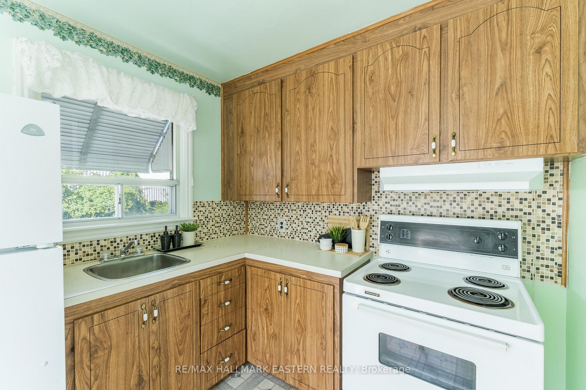 Photo 11 of 51 Ephgrave Boulevard, Peterborough, Otonabee Ward 1 — HOMEH
