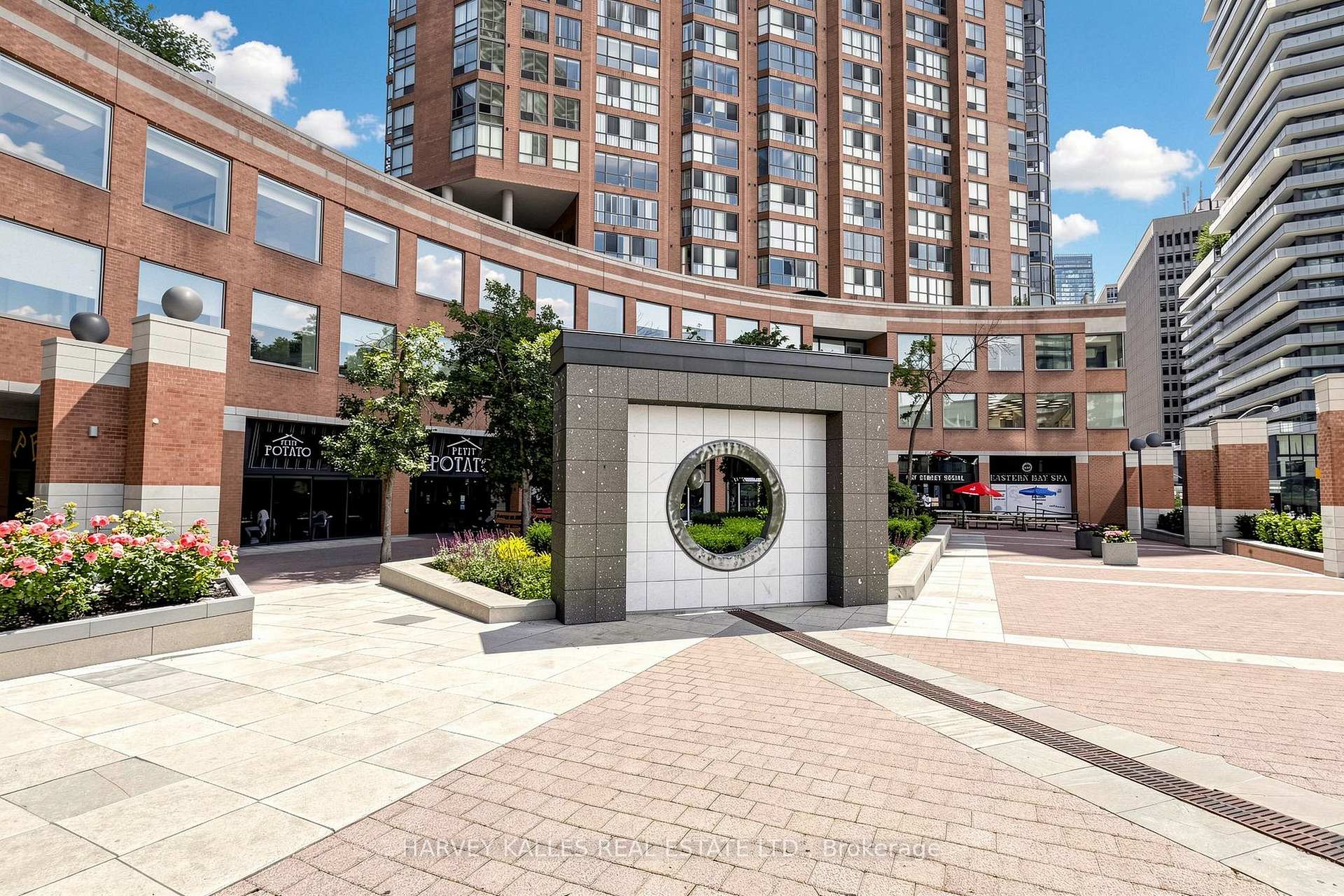 Photo 5 of Unit 408, 1055 Bay Street, Toronto, Bay Street Corridor — HOMEH