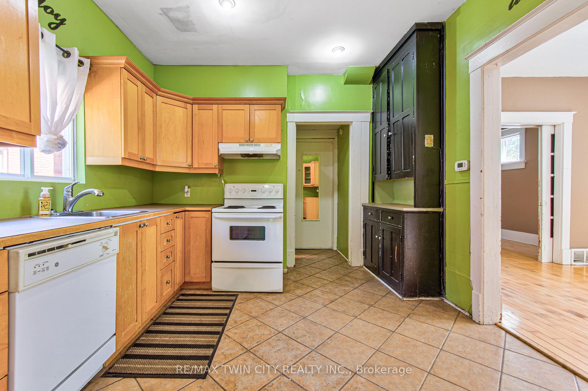 Photo 11 of 22 Herlan Avenue, Kitchener, Cherry Hill — HOMEH