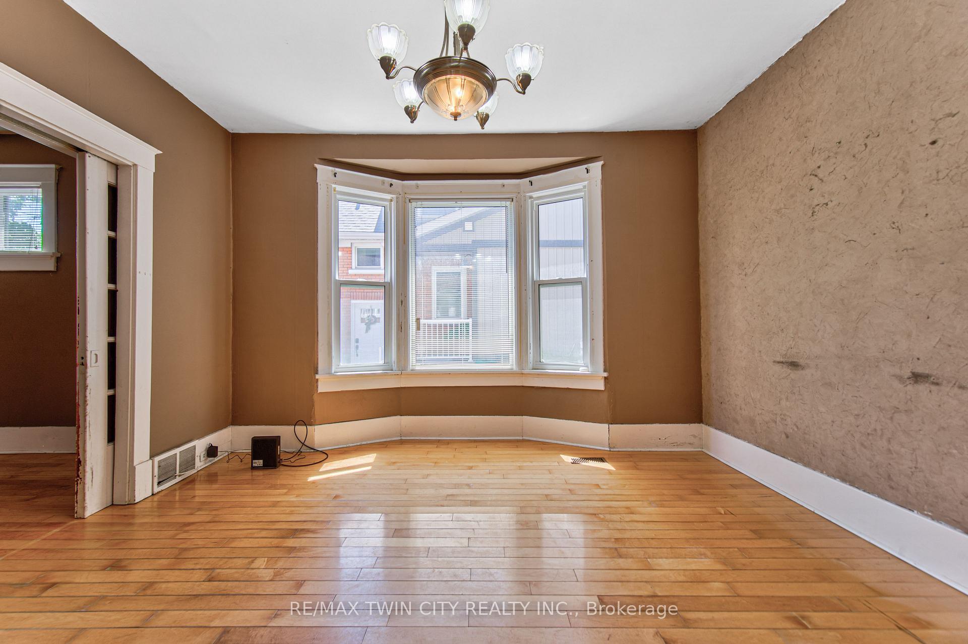 Photo 13 of 22 Herlan Avenue, Kitchener, Cherry Hill — HOMEH
