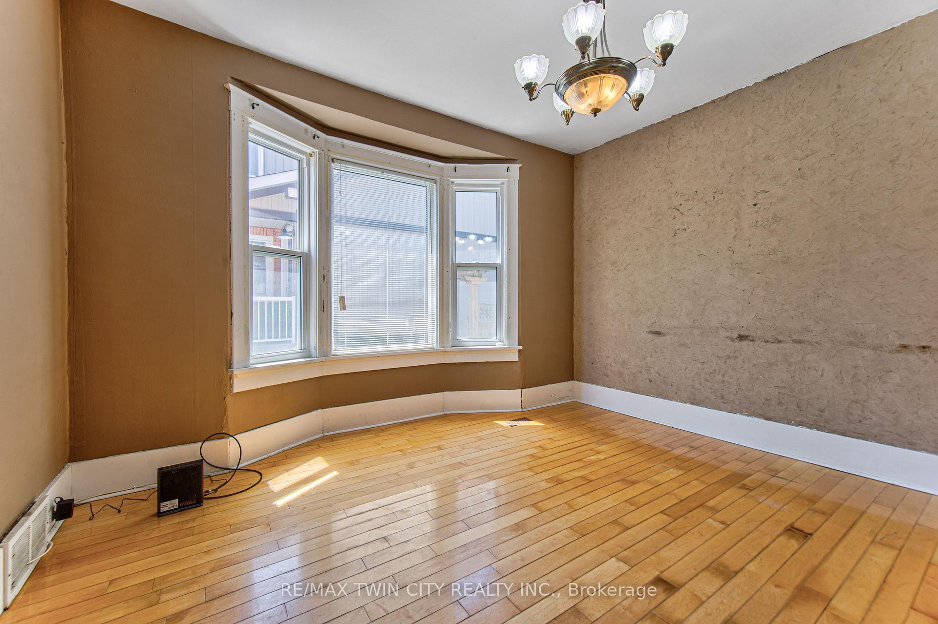 Photo 15 of 22 Herlan Avenue, Kitchener, Cherry Hill — HOMEH