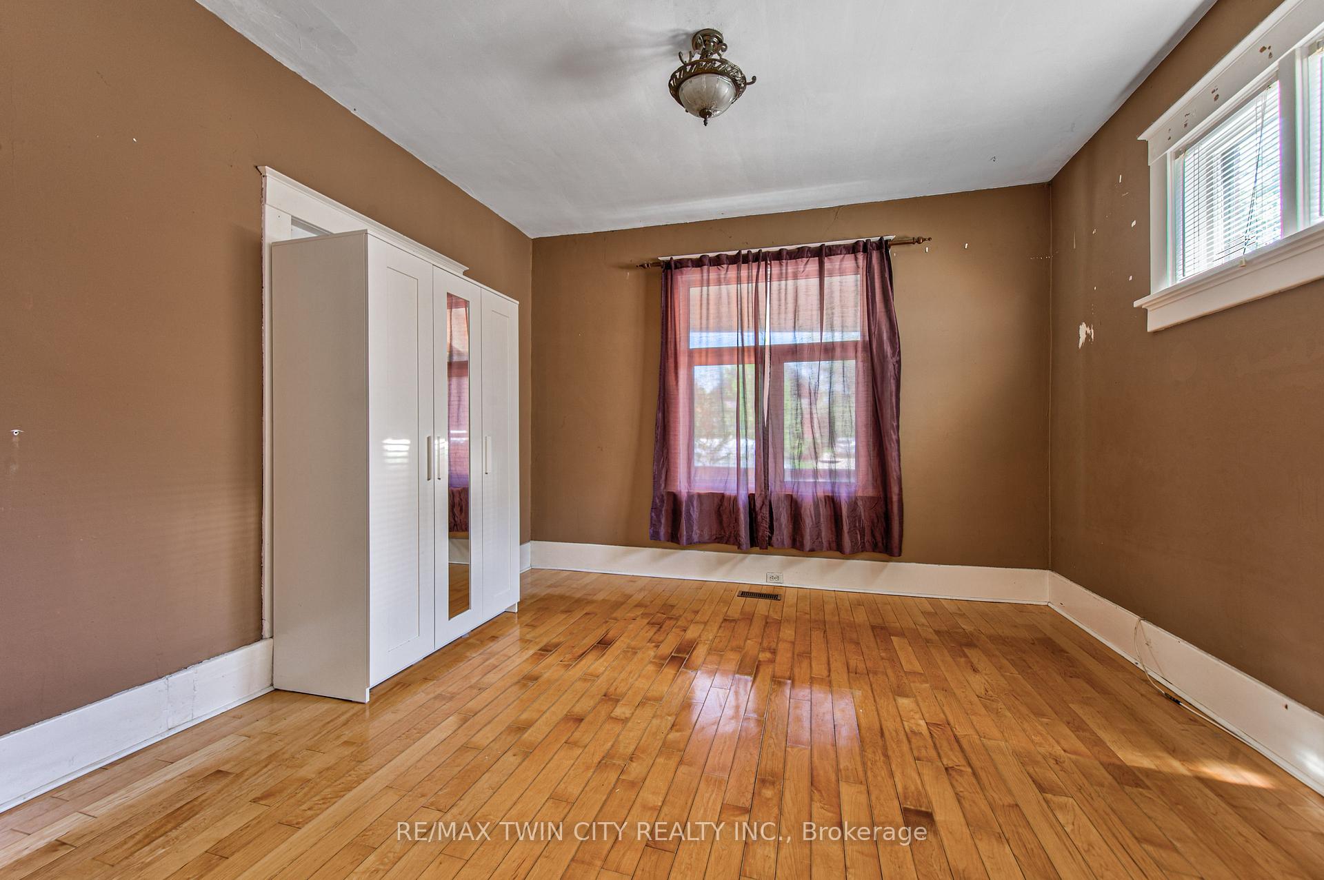 Photo 16 of 22 Herlan Avenue, Kitchener, Cherry Hill — HOMEH