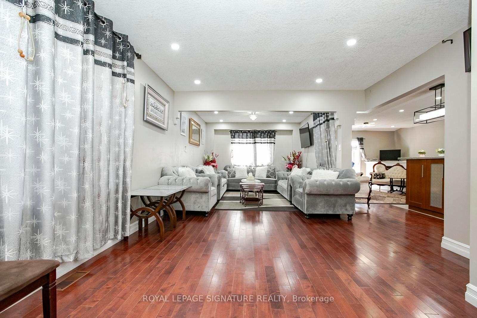 Photo 3 of 107 Glencliffe Court, Kitchener, Grand River North — HOMEH