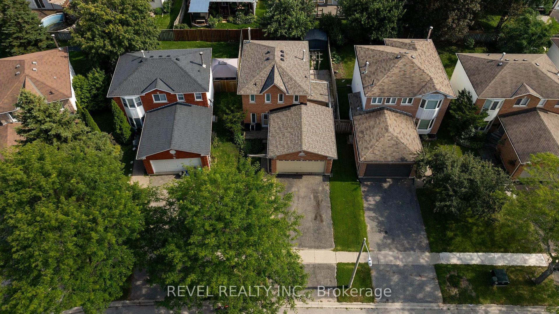 Photo 2 of 7 Penton Drive, Barrie, West Bayfield — HOMEH