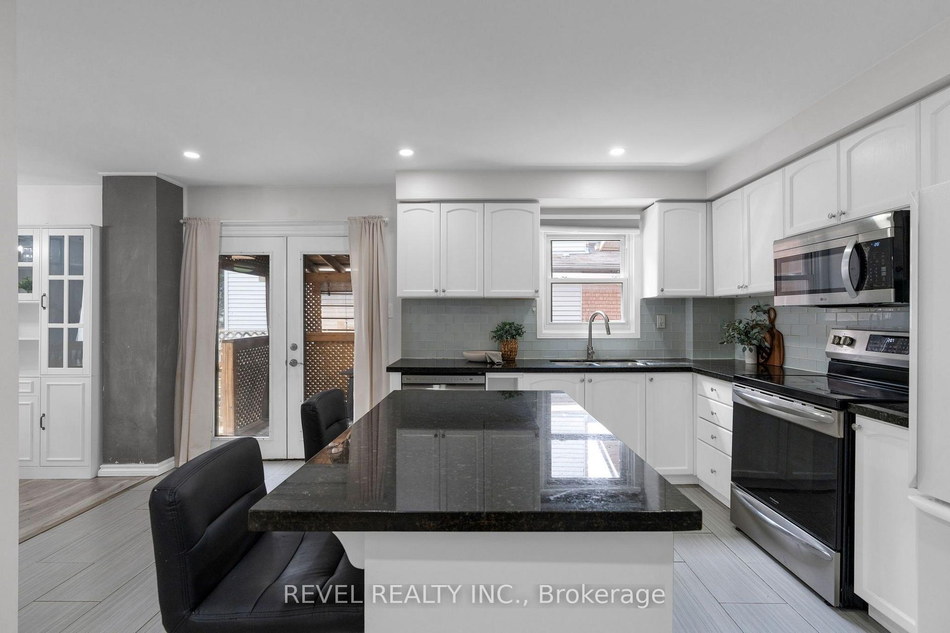 Photo 8 of 7 Penton Drive, Barrie, West Bayfield — HOMEH