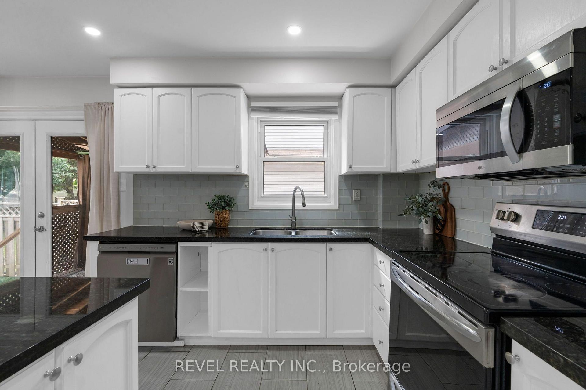 Photo 9 of 7 Penton Drive, Barrie, West Bayfield — HOMEH