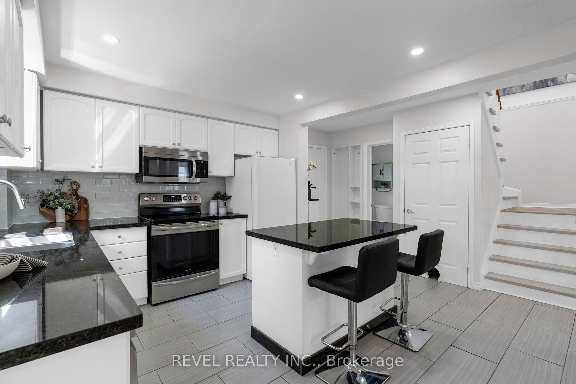 Photo 10 of 7 Penton Drive, Barrie, West Bayfield — HOMEH