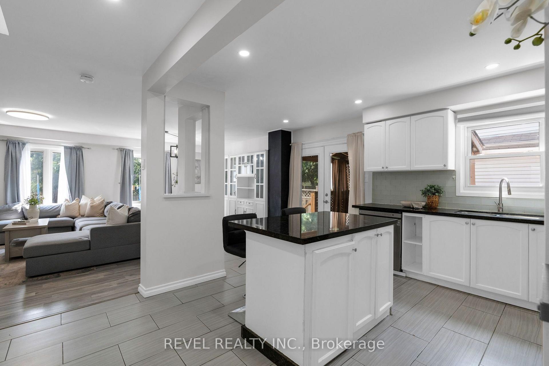 Photo 11 of 7 Penton Drive, Barrie, West Bayfield — HOMEH