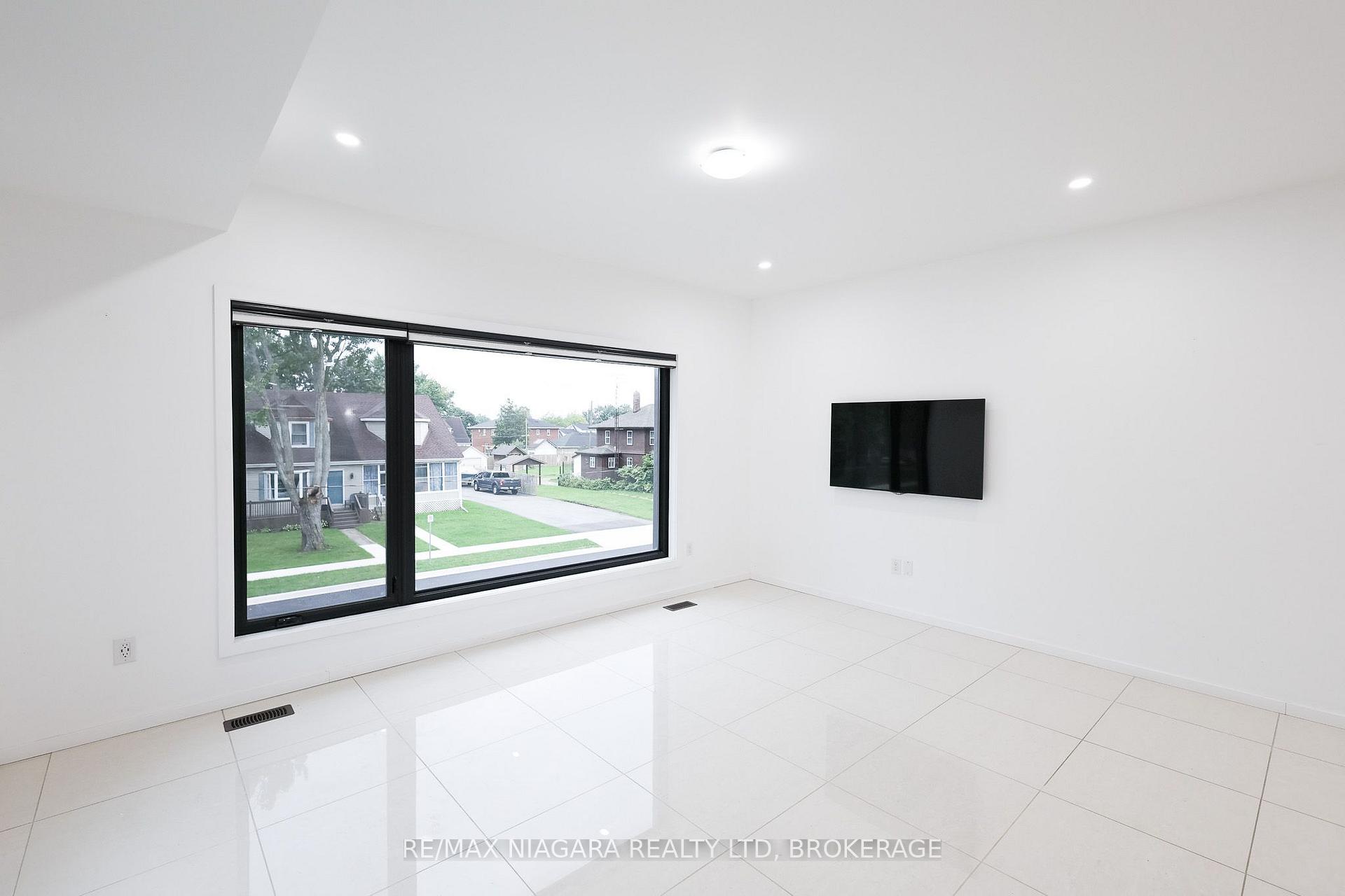 Photo 13 of 72 First Street, Welland, Lincoln/Crowland — HOMEH