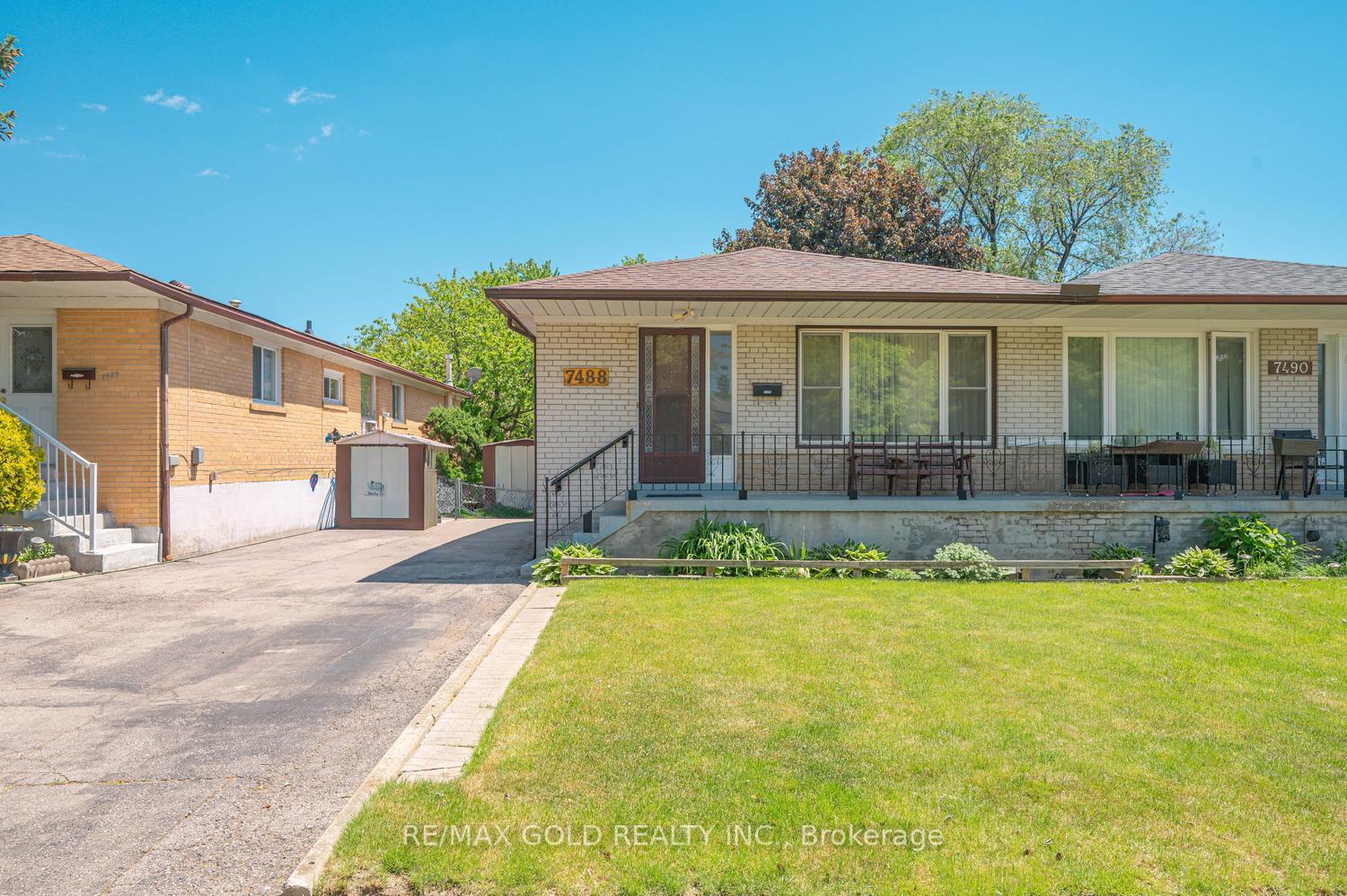 Photo 2 of 7488 Discus Crescent, Mississauga, Malton — HOMEH