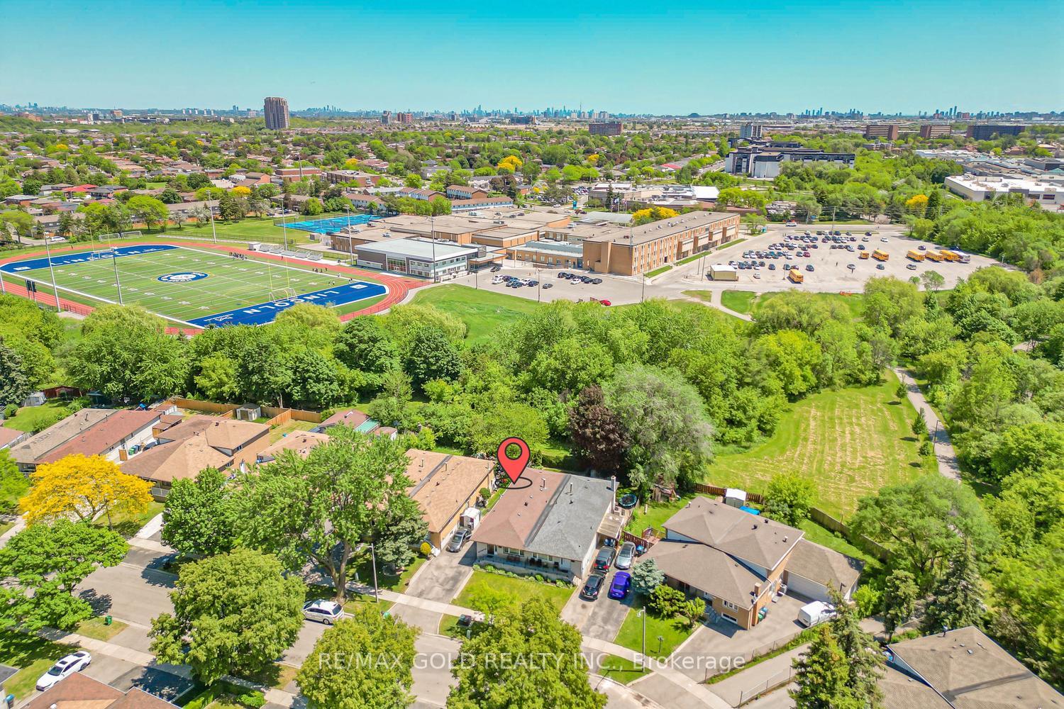 Photo 3 of 7488 Discus Crescent, Mississauga, Malton — HOMEH
