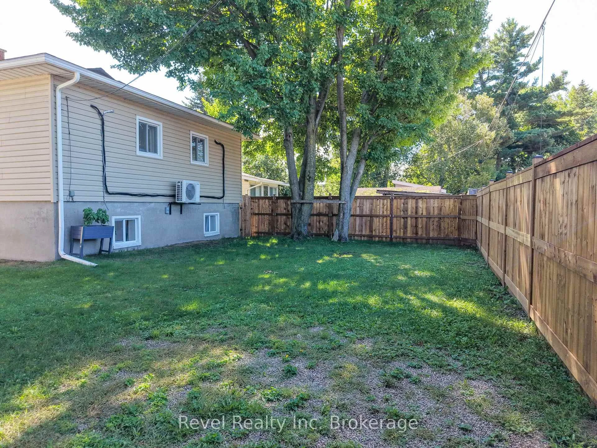 Photo 3 of 257 Lee Avenue, North Bay, Ferris — HOMEH