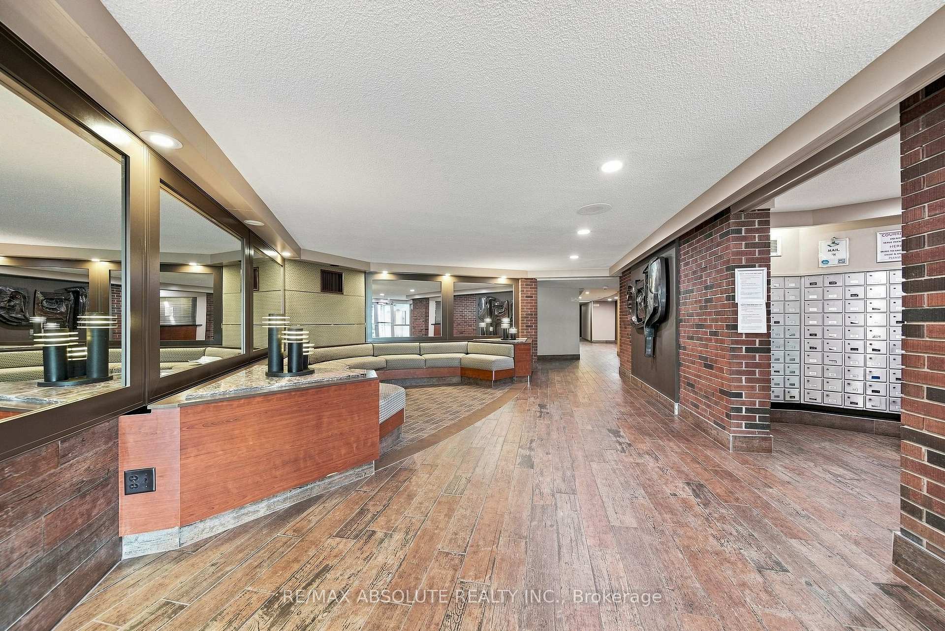Photo 2 of 20 Chesterton Drive, Ottawa, Borden Farm/Stewart Farm/Carleton Heights/Parkwood Hills — HOMEH