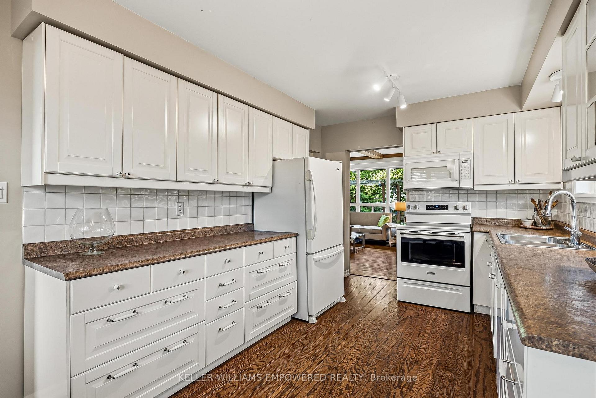 Photo 8 of 53 Neilson Drive, Etobicoke, Markland Wood — HOMEH