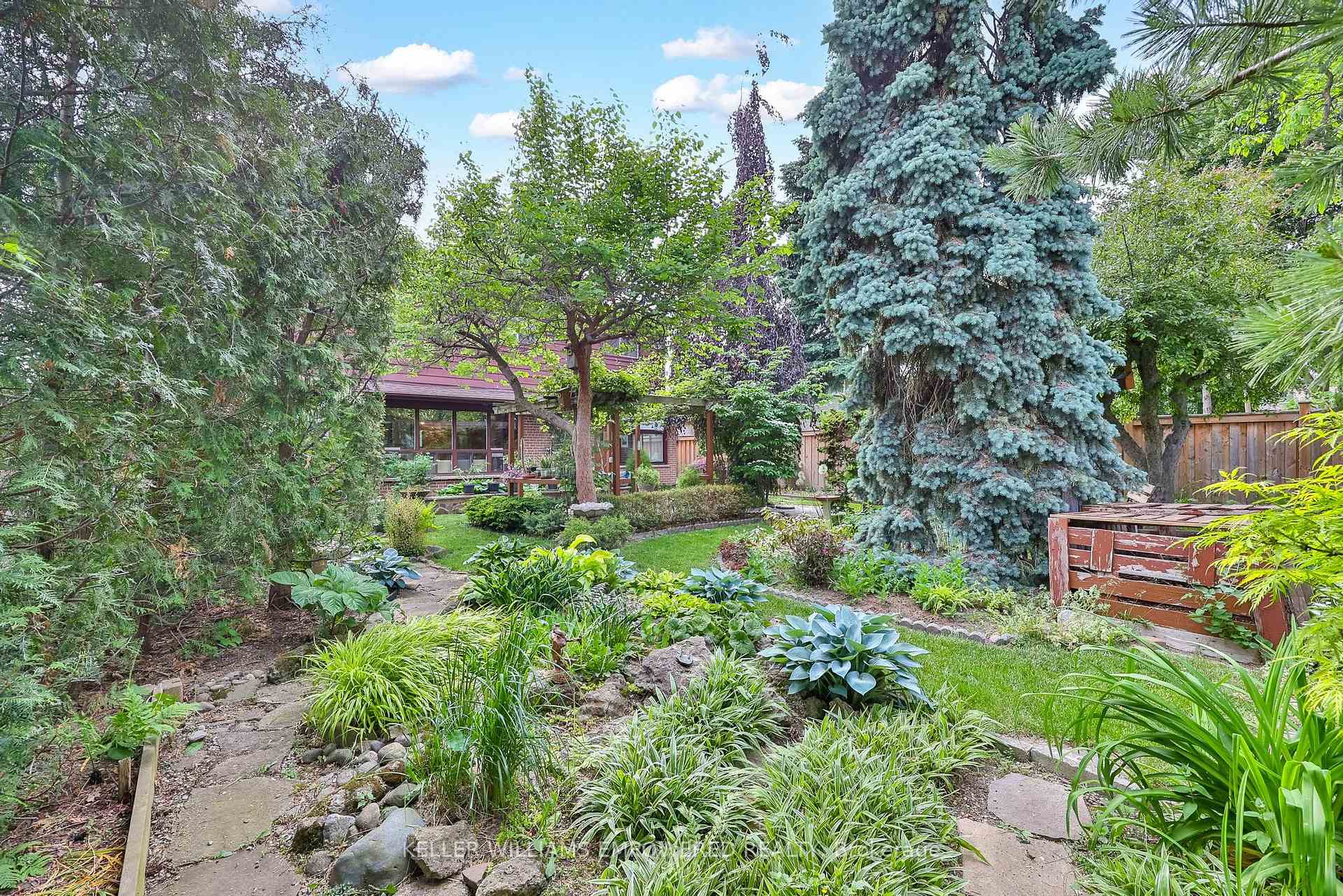 Photo 38 of 53 Neilson Drive, Etobicoke, Markland Wood — HOMEH