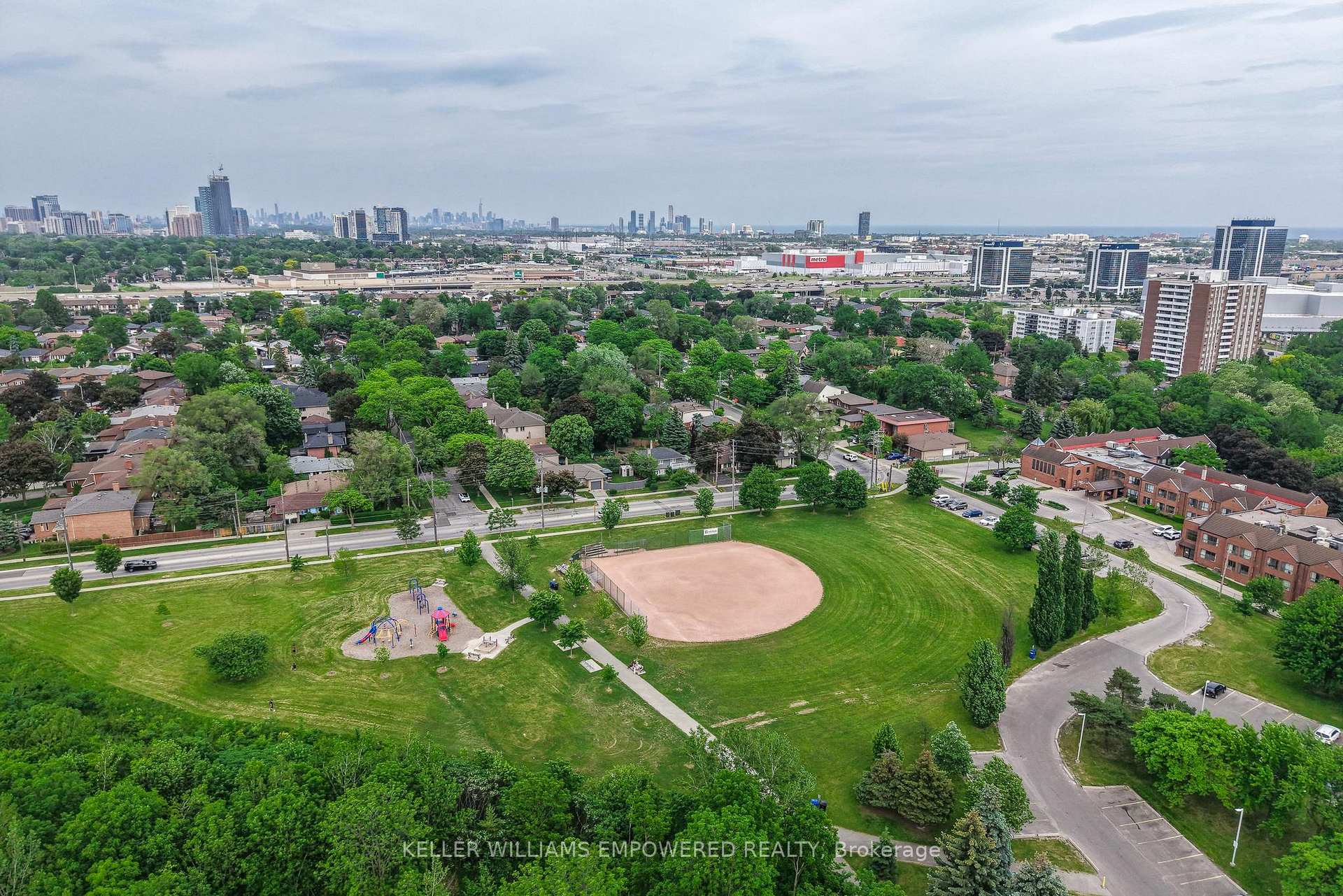 Photo 42 of 53 Neilson Drive, Etobicoke, Markland Wood — HOMEH