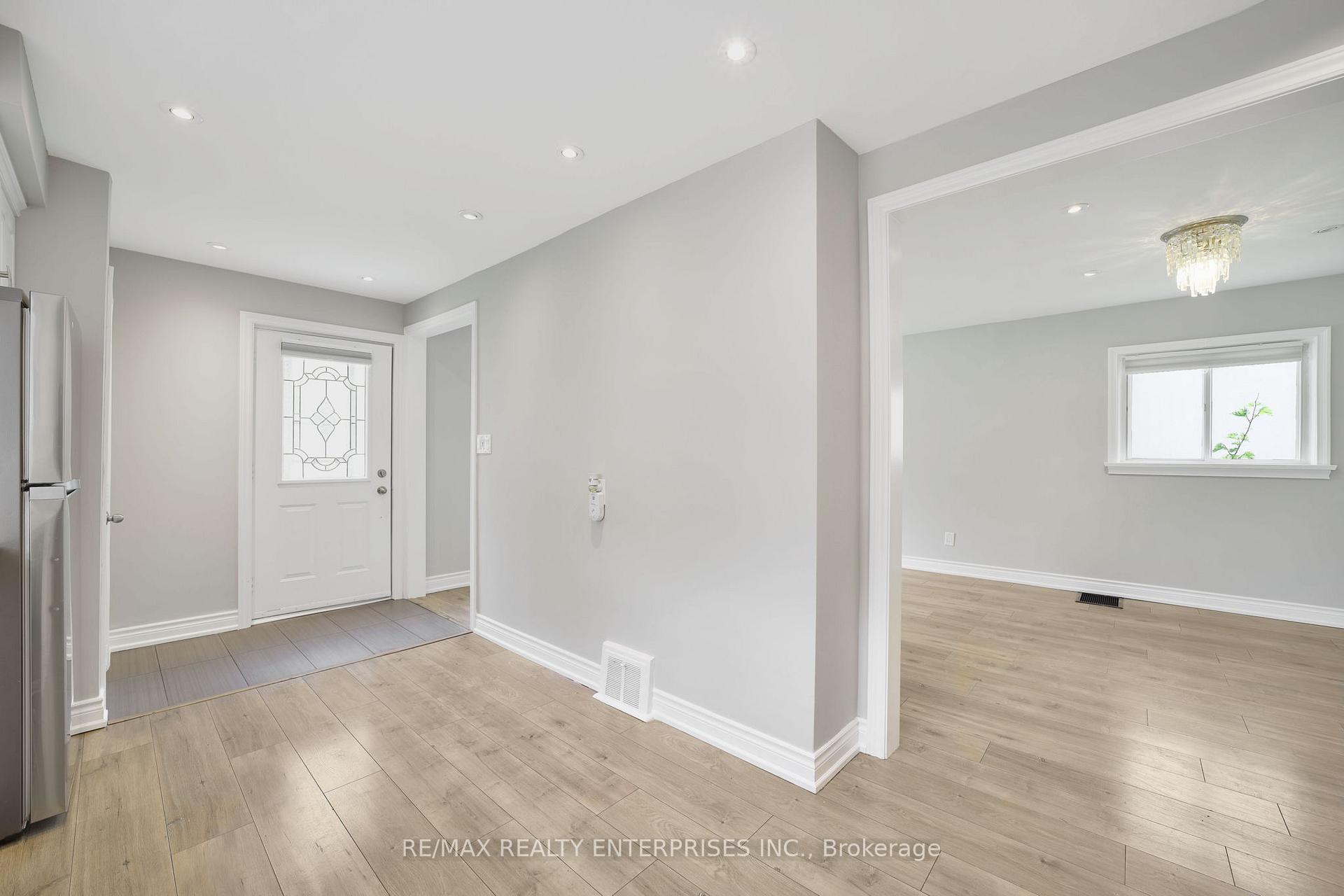 Photo 2 of 15 Delroy Drive, Etobicoke, Stonegate-Queensway — HOMEH