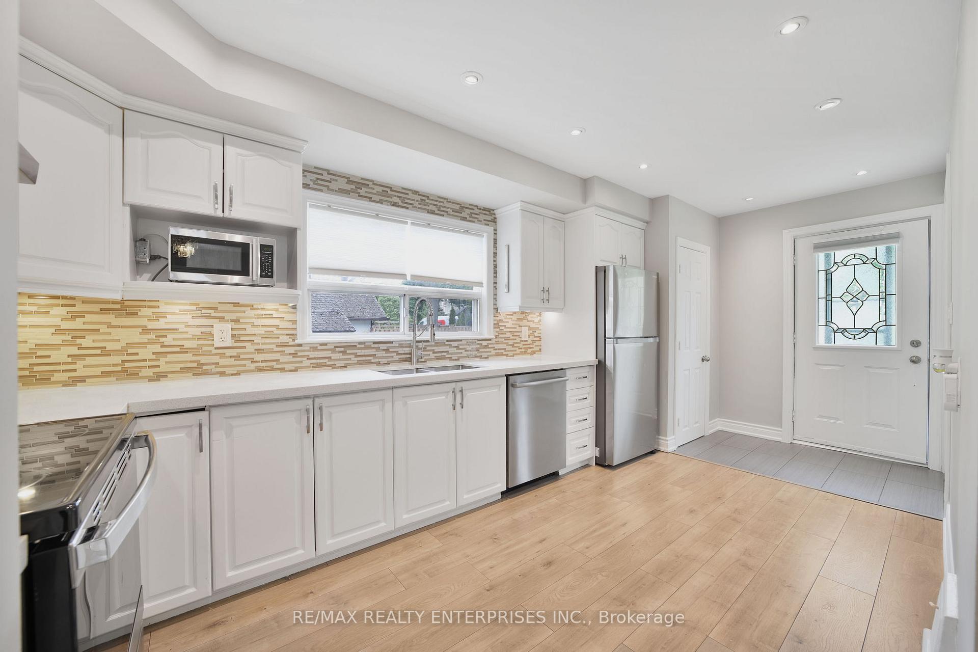 Photo 3 of 15 Delroy Drive, Etobicoke, Stonegate-Queensway — HOMEH