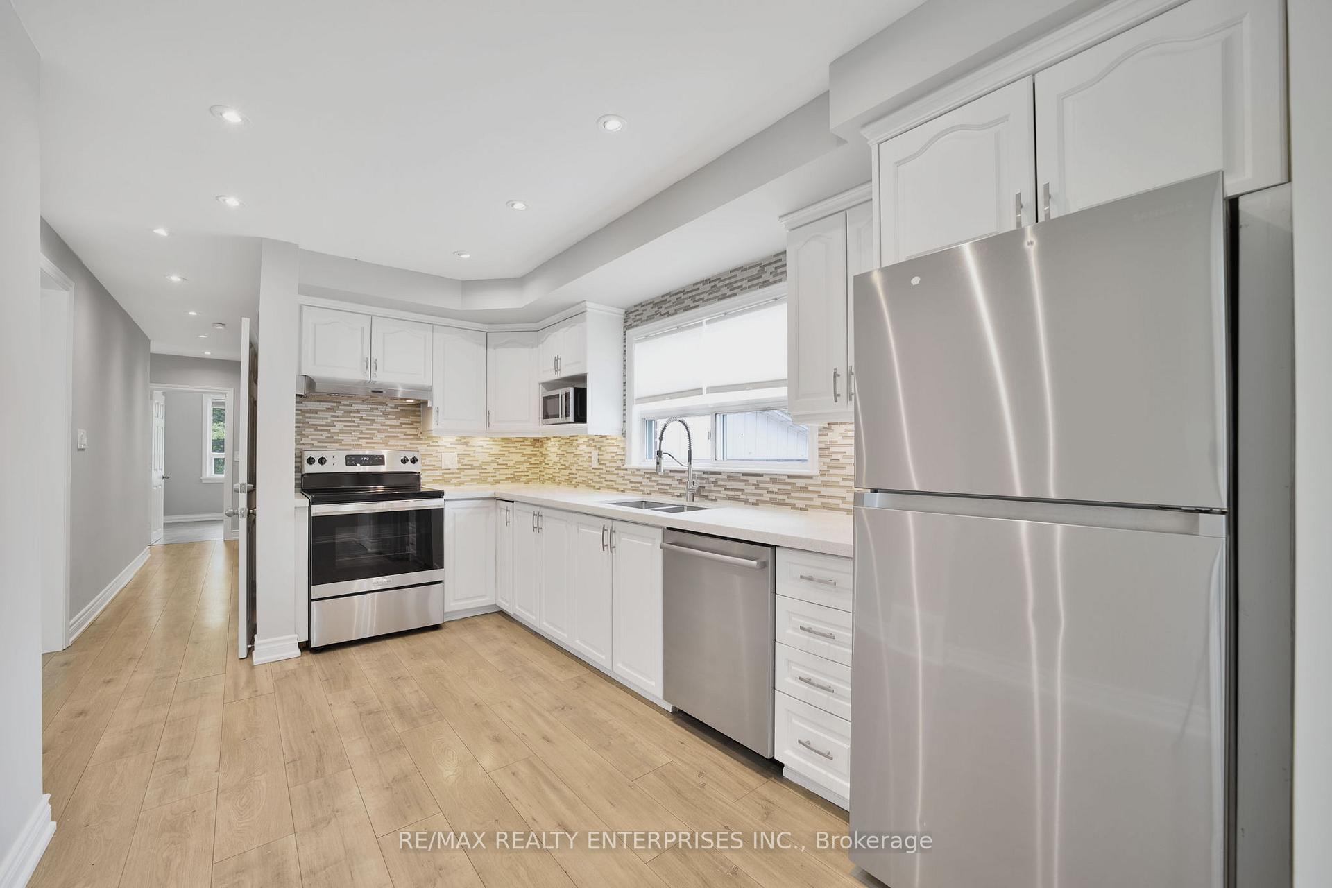 Photo 4 of 15 Delroy Drive, Etobicoke, Stonegate-Queensway — HOMEH