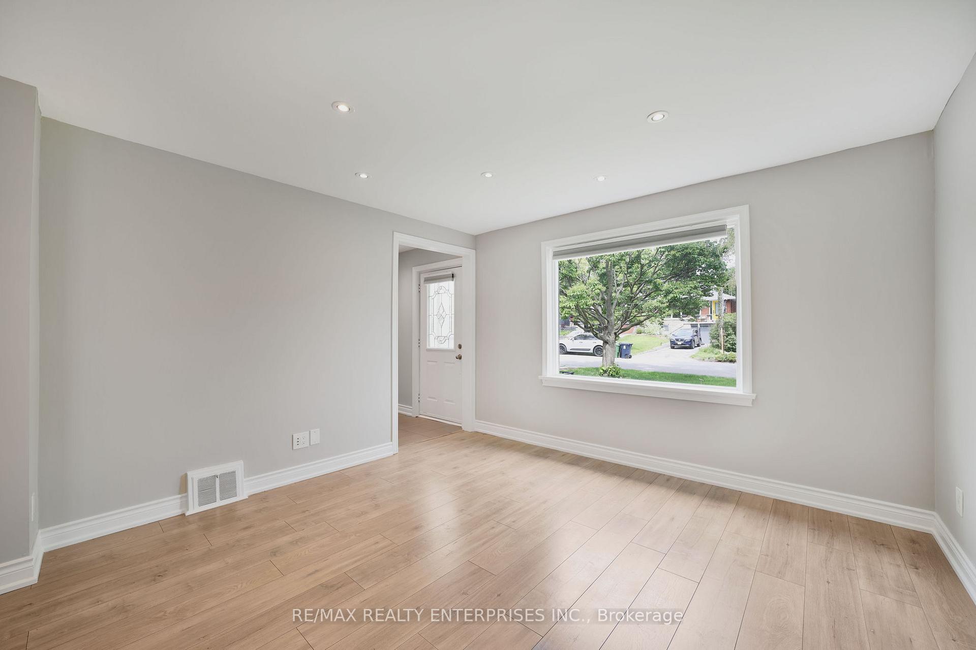 Photo 5 of 15 Delroy Drive, Etobicoke, Stonegate-Queensway — HOMEH