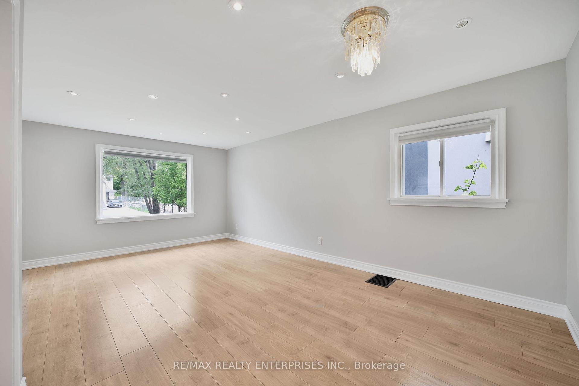 Photo 6 of 15 Delroy Drive, Etobicoke, Stonegate-Queensway — HOMEH