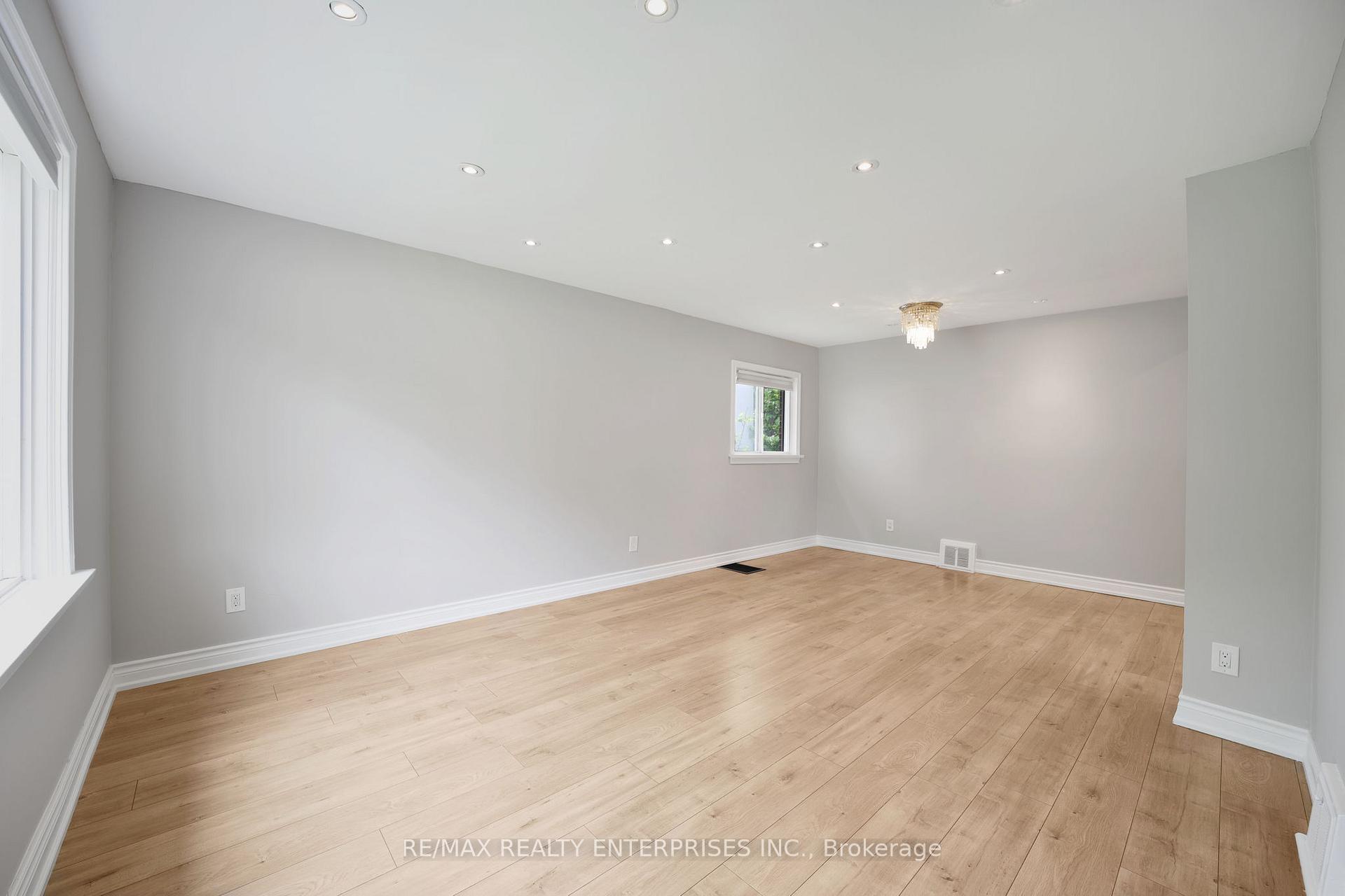 Photo 7 of 15 Delroy Drive, Etobicoke, Stonegate-Queensway — HOMEH