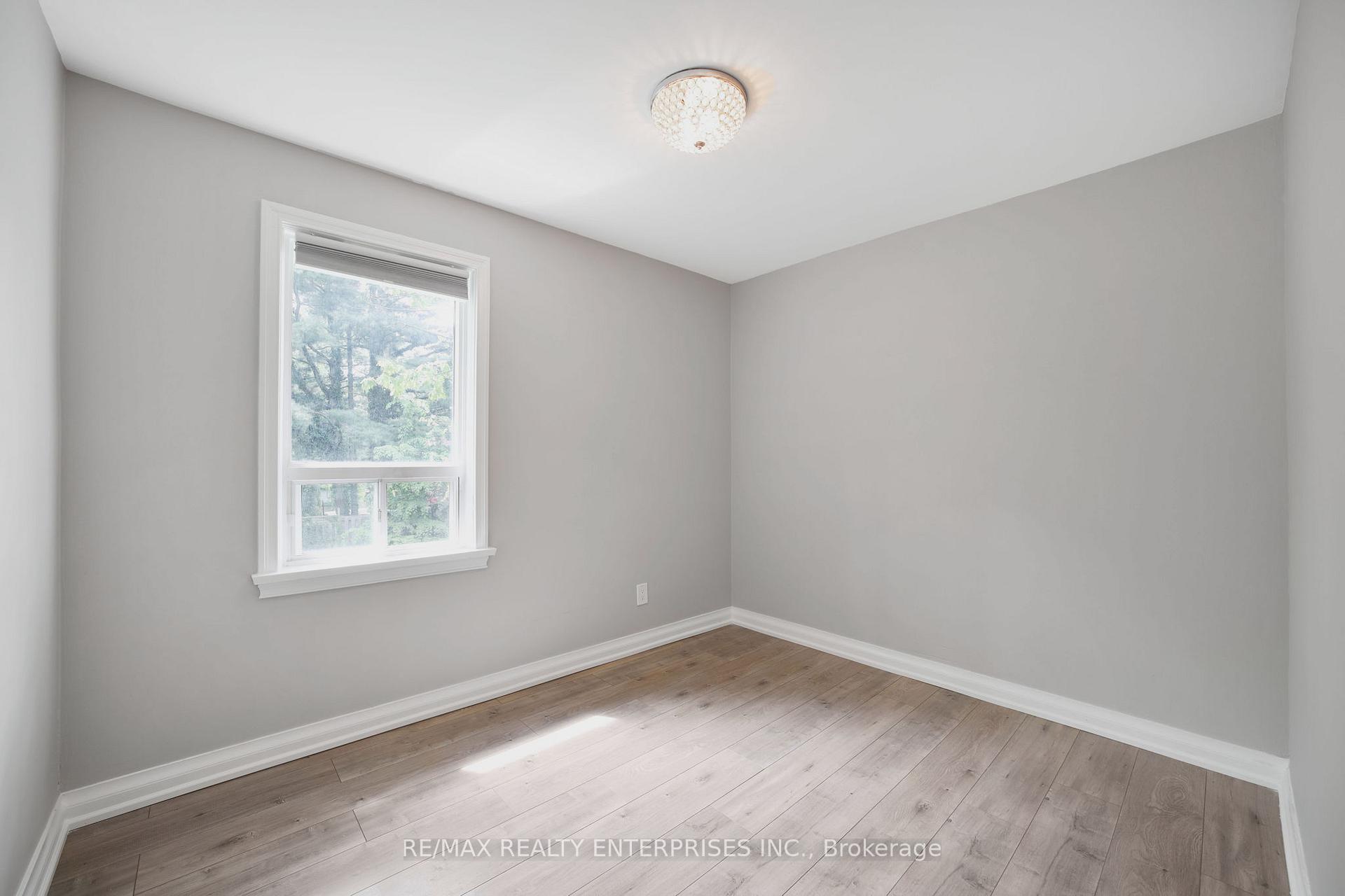 Photo 9 of 15 Delroy Drive, Etobicoke, Stonegate-Queensway — HOMEH