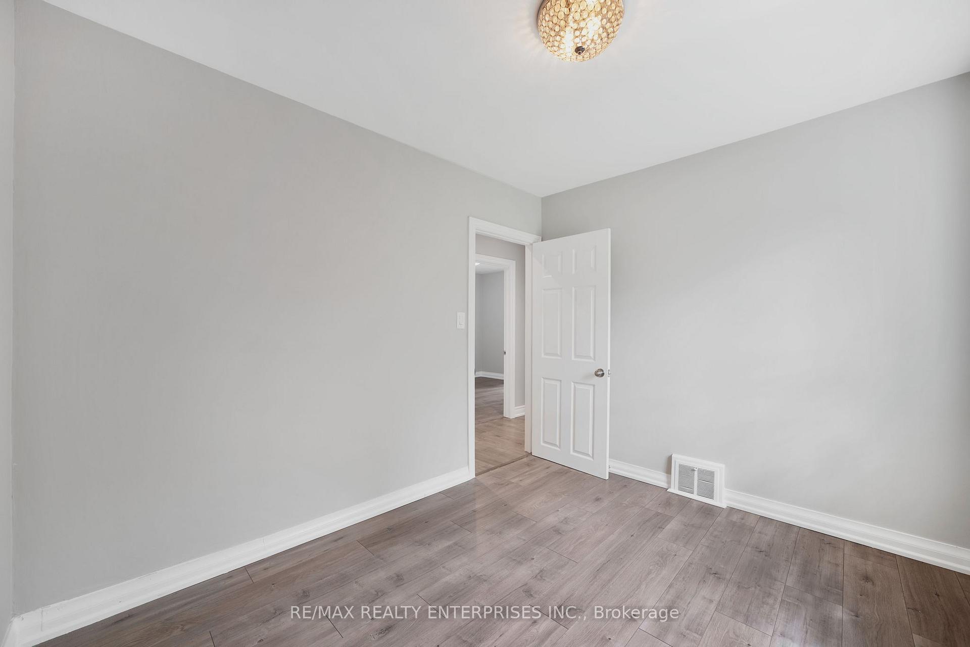 Photo 10 of 15 Delroy Drive, Etobicoke, Stonegate-Queensway — HOMEH