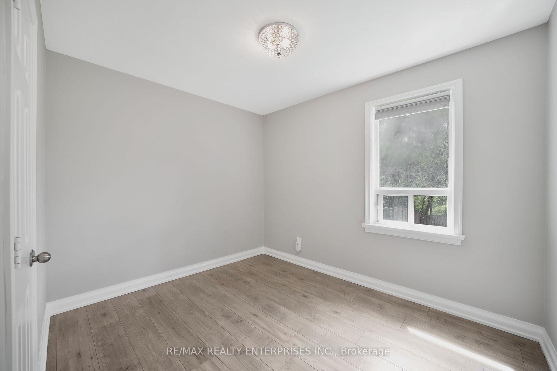 Photo 11 of 15 Delroy Drive, Etobicoke, Stonegate-Queensway — HOMEH