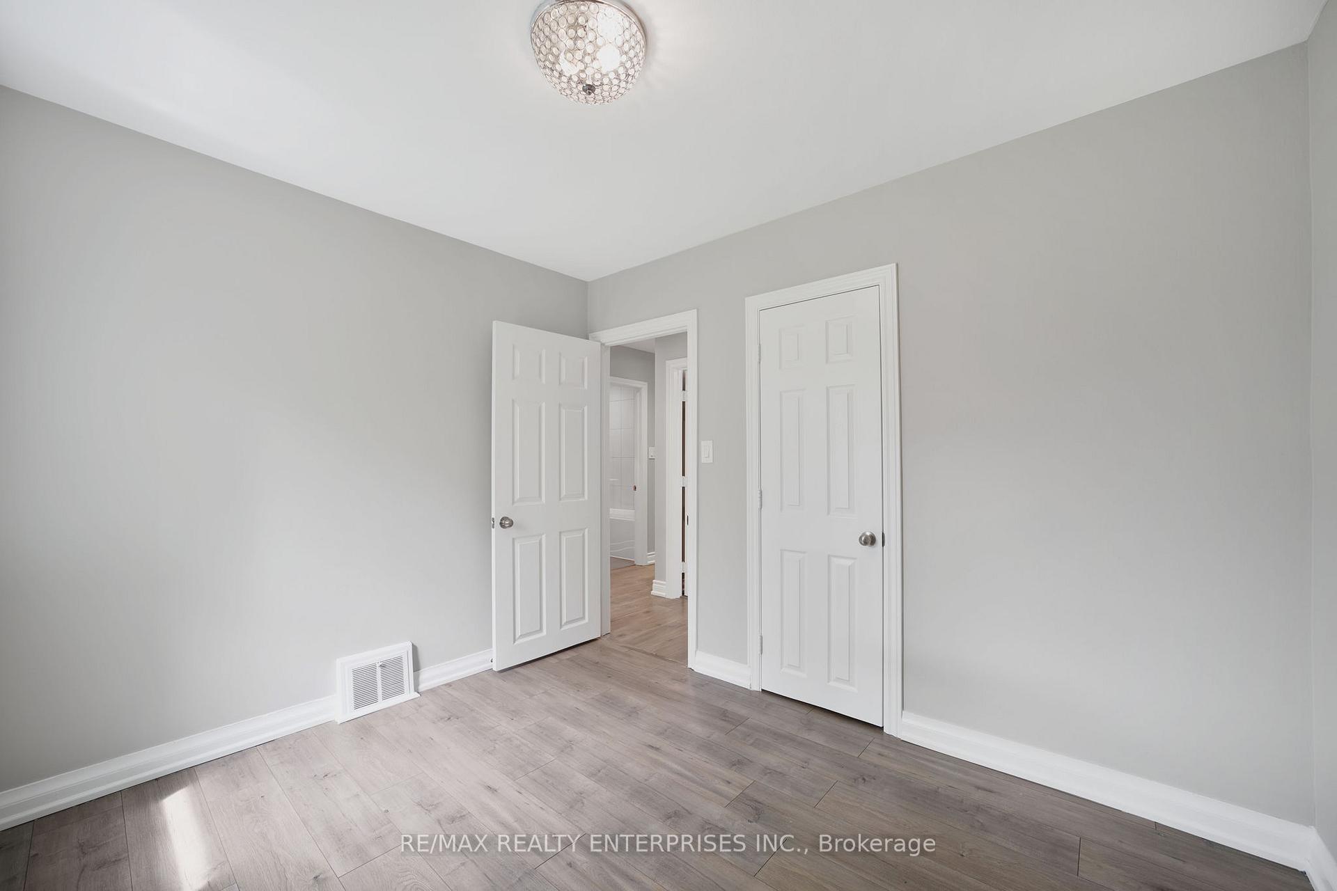 Photo 12 of 15 Delroy Drive, Etobicoke, Stonegate-Queensway — HOMEH