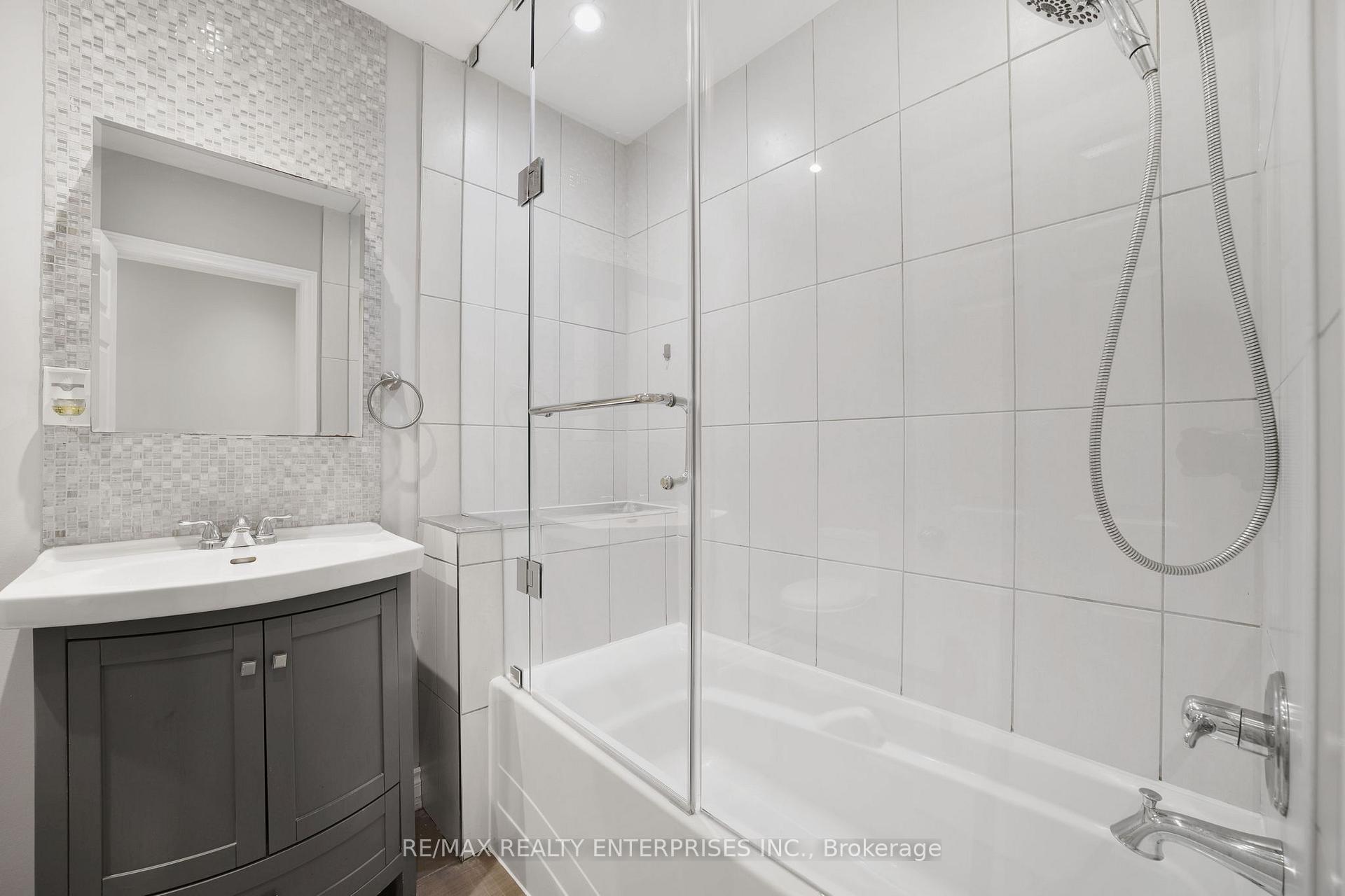 Photo 13 of 15 Delroy Drive, Etobicoke, Stonegate-Queensway — HOMEH