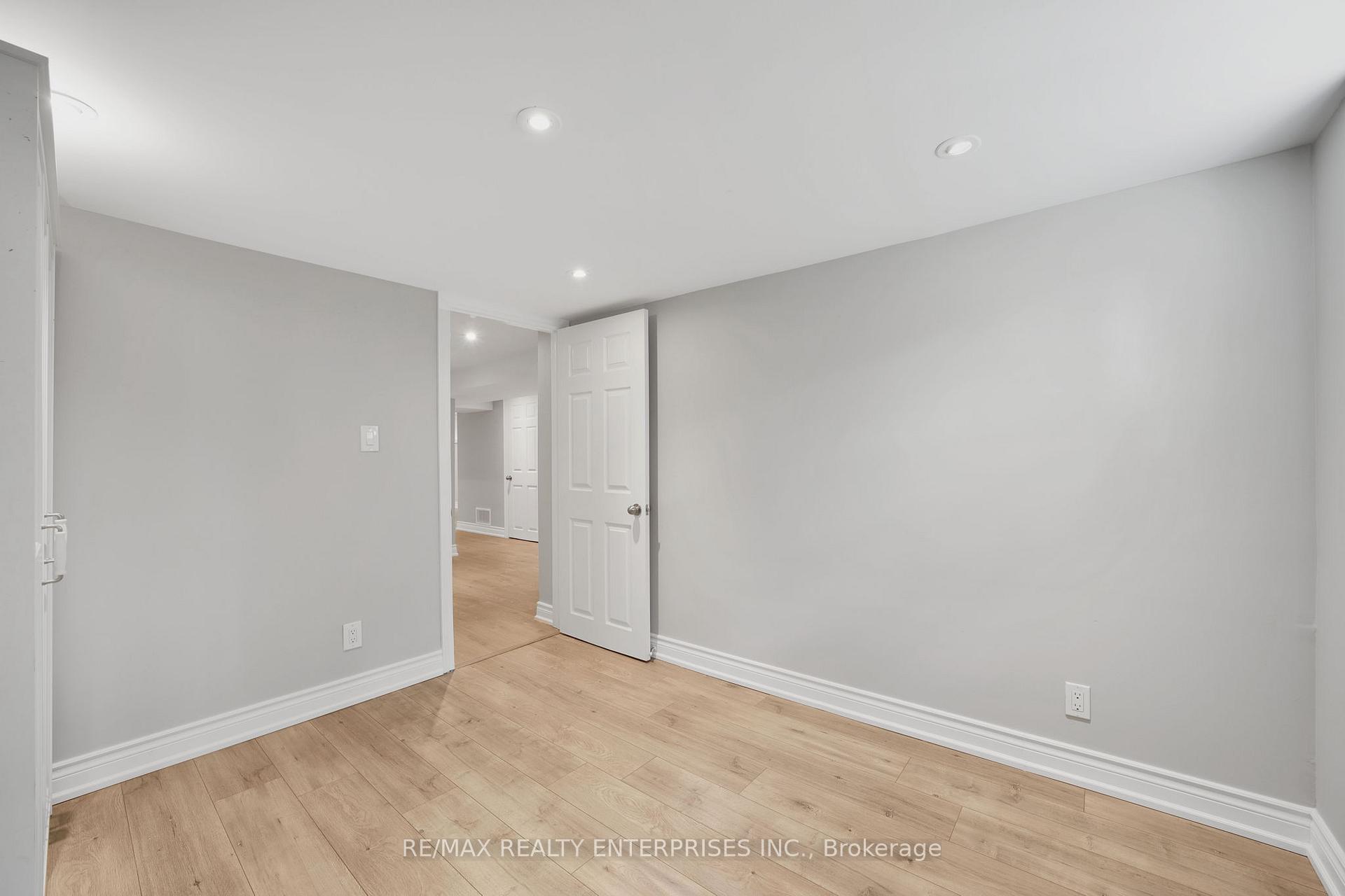 Photo 23 of 15 Delroy Drive, Etobicoke, Stonegate-Queensway — HOMEH