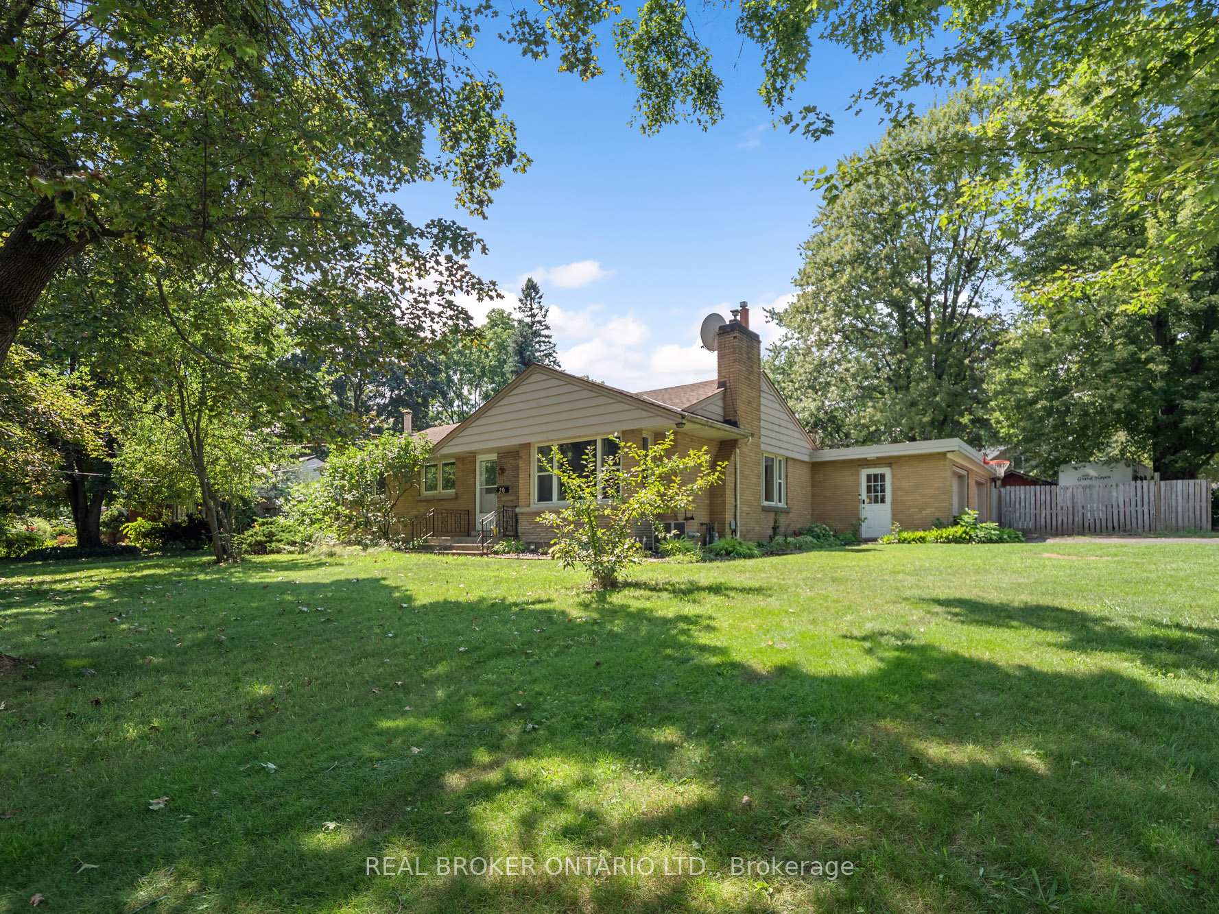 Photo 2 of 20 Alan Crescent, Pelham, Fonthill — HOMEH