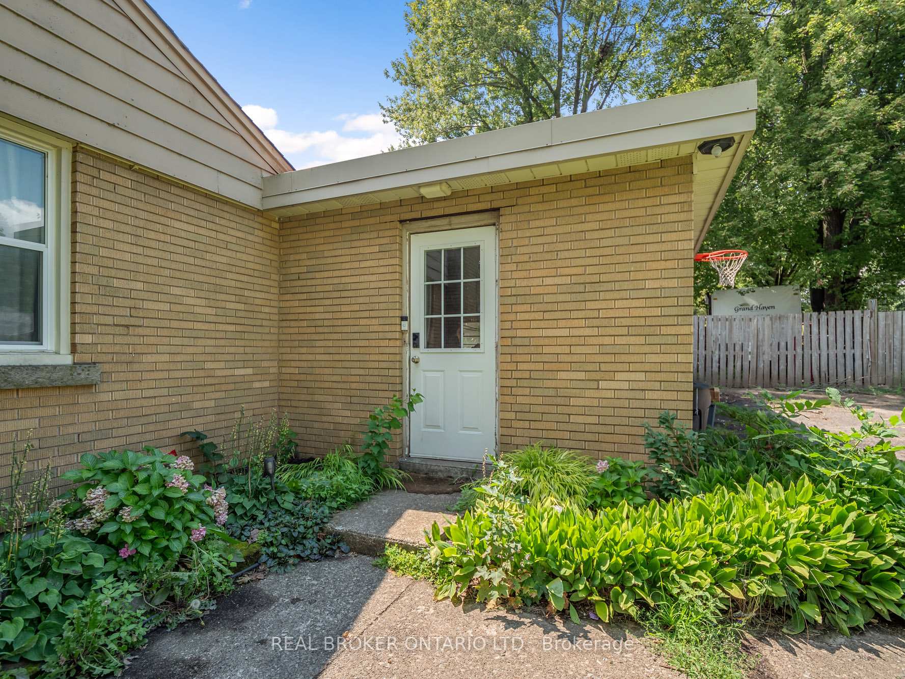 Photo 4 of 20 Alan Crescent, Pelham, Fonthill — HOMEH