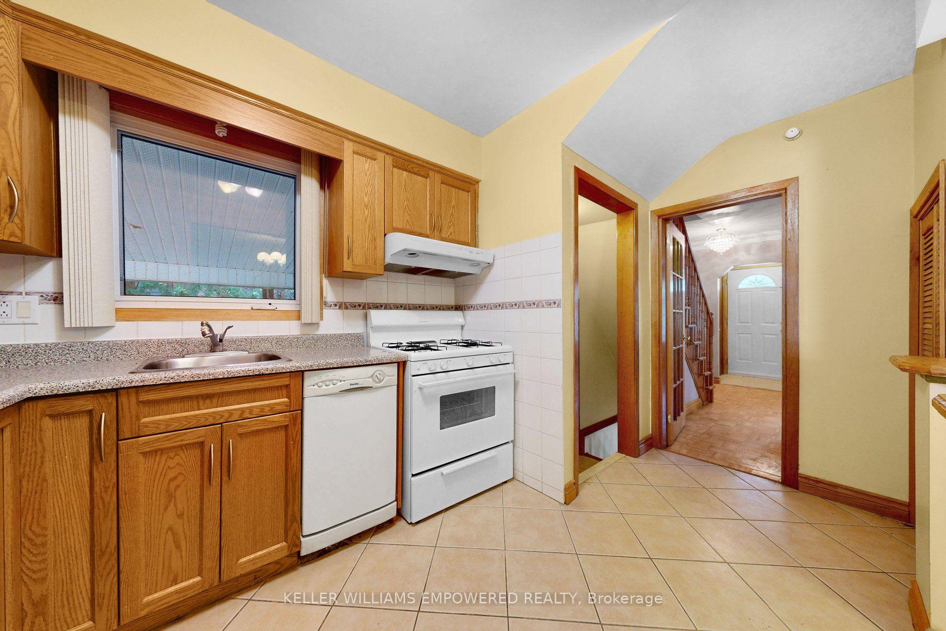 Photo 15 of 3 Hilldale Road, Toronto, Rockcliffe-Smythe — HOMEH