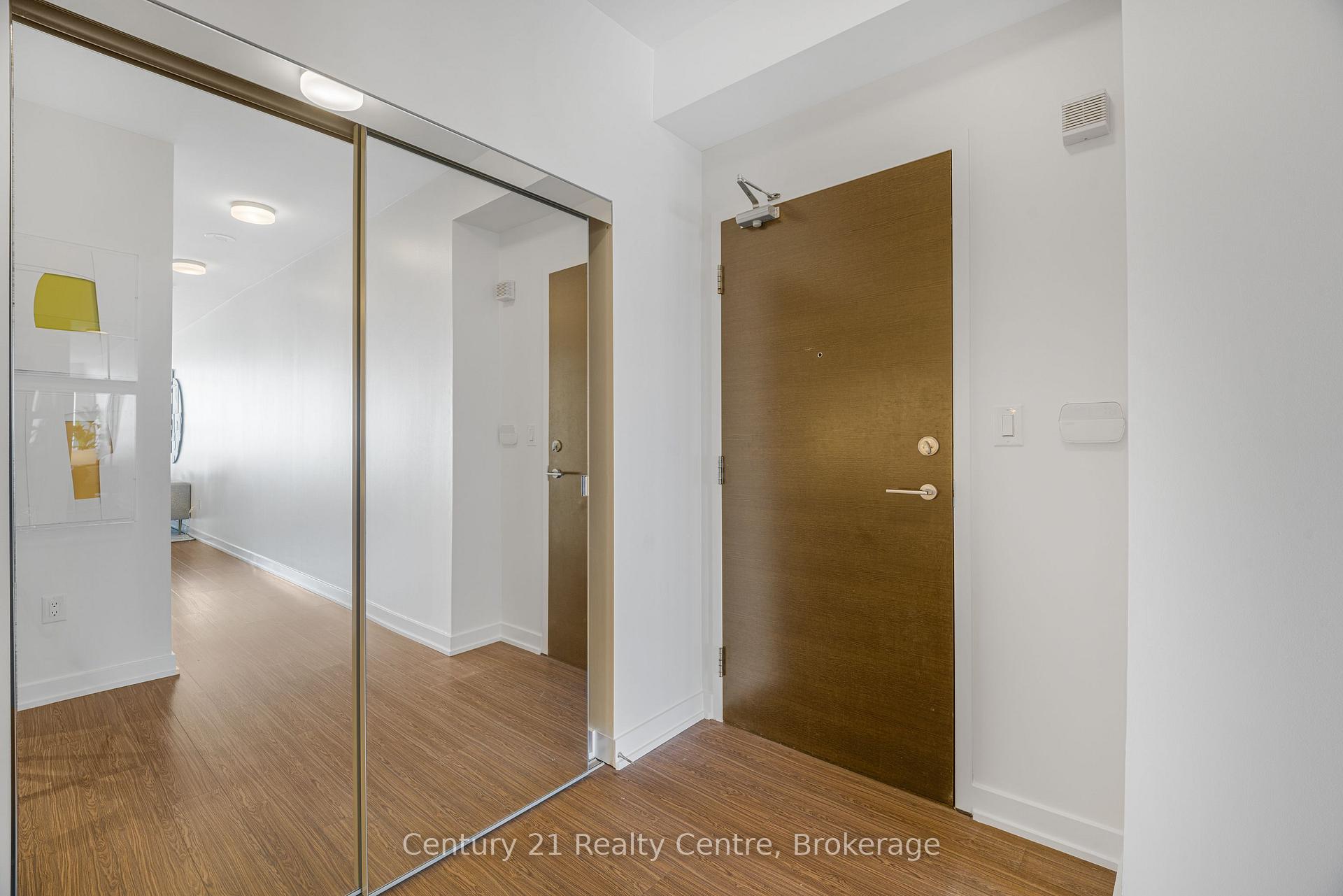 Photo 3 of Unit 3307, 21 Iceboat Terrace, Toronto, Waterfront Communities — HOMEH