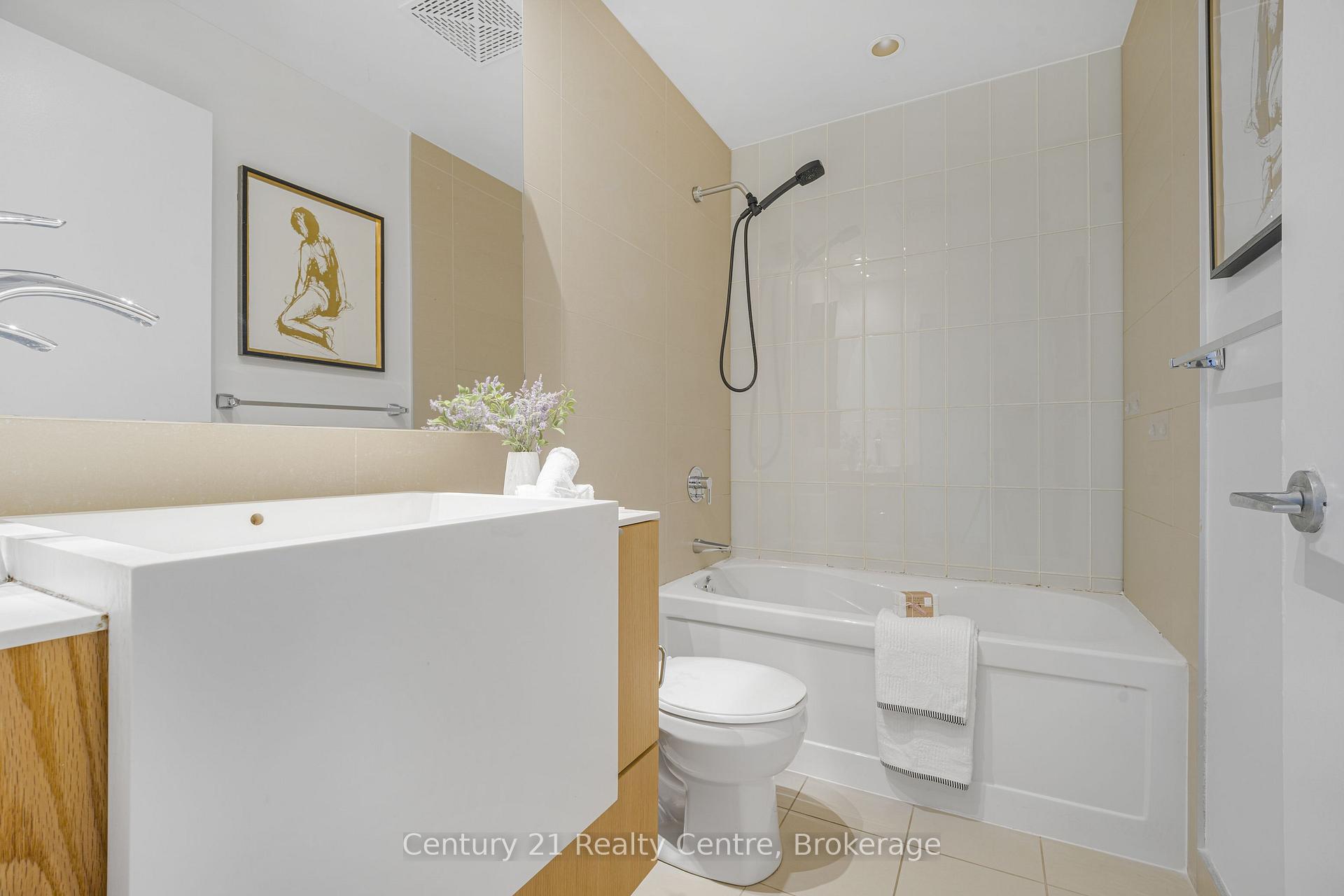 Photo 7 of Unit 3307, 21 Iceboat Terrace, Toronto, Waterfront Communities — HOMEH
