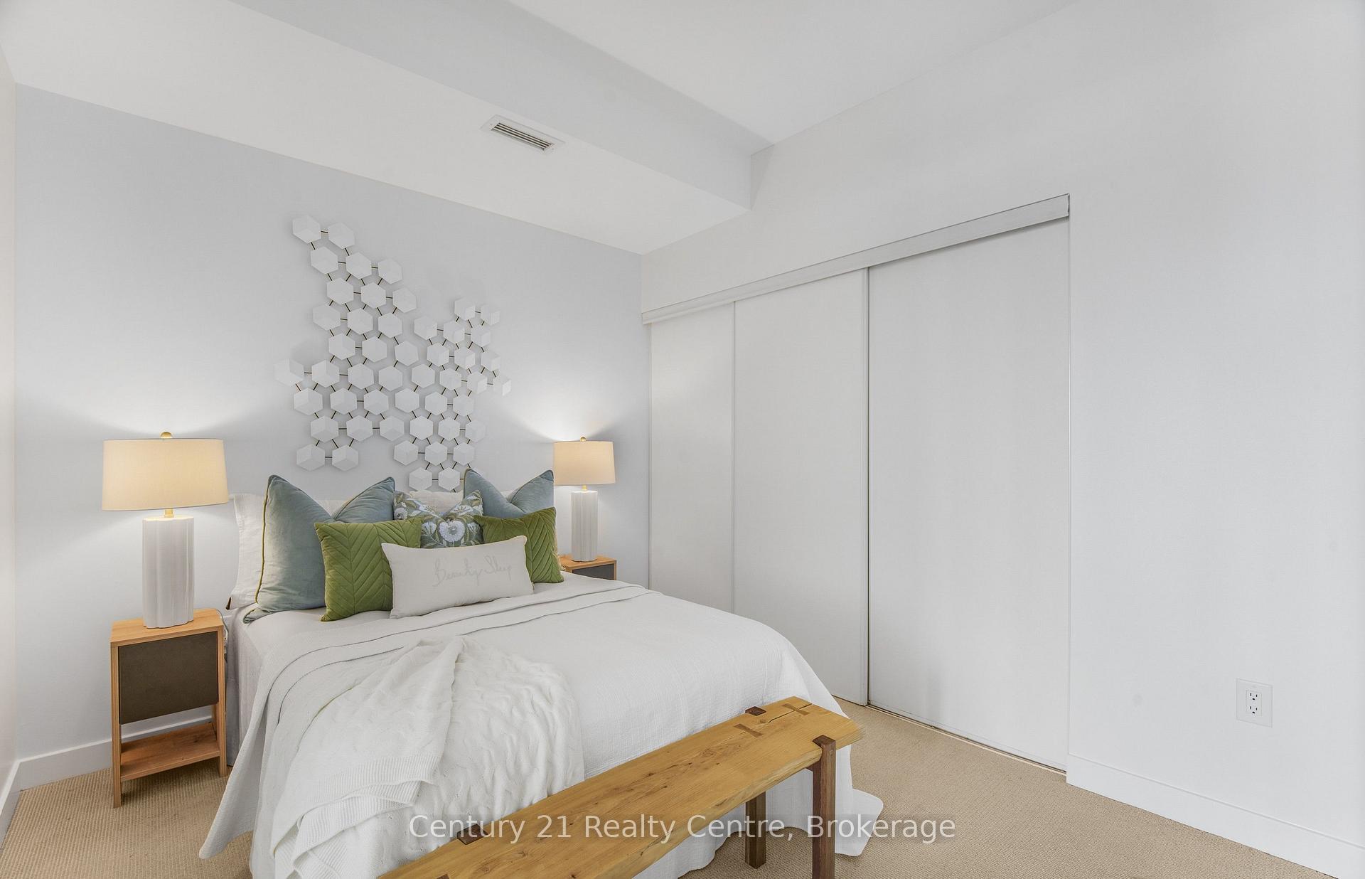 Photo 10 of Unit 3307, 21 Iceboat Terrace, Toronto, Waterfront Communities — HOMEH
