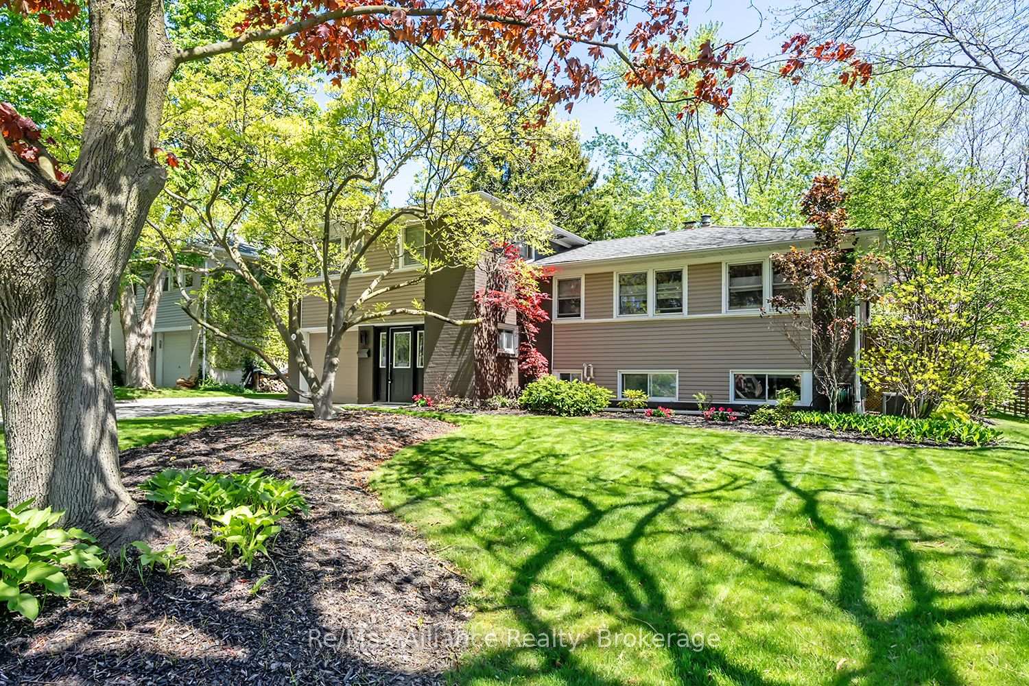 Photo 3 of 183 Westminster Drive, Oakville, Southwest — HOMEH