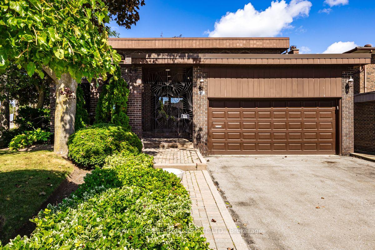 Photo 2 of 30 Coreydale Court, North York, Bathurst Manor — HOMEH