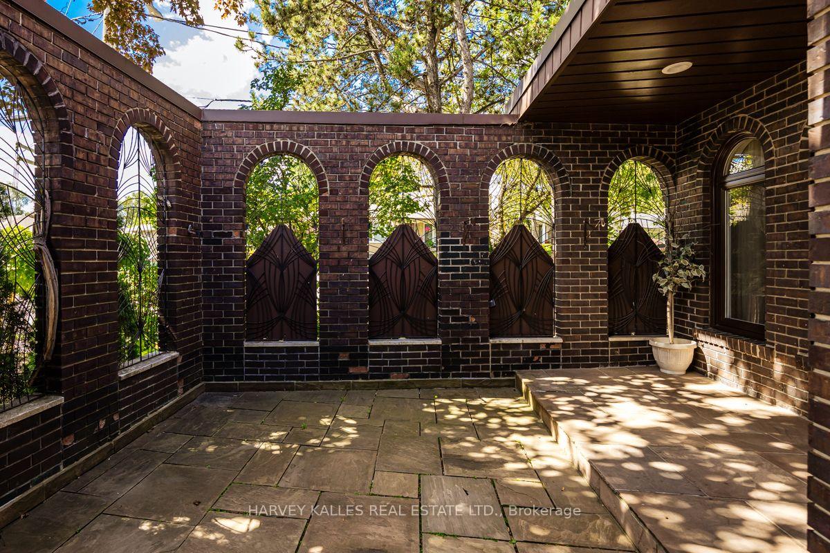 Photo 3 of 30 Coreydale Court, North York, Bathurst Manor — HOMEH