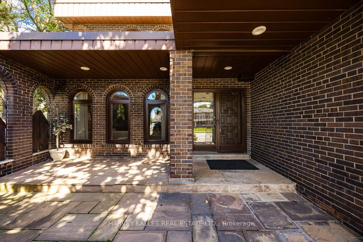 Photo 4 of 30 Coreydale Court, North York, Bathurst Manor — HOMEH