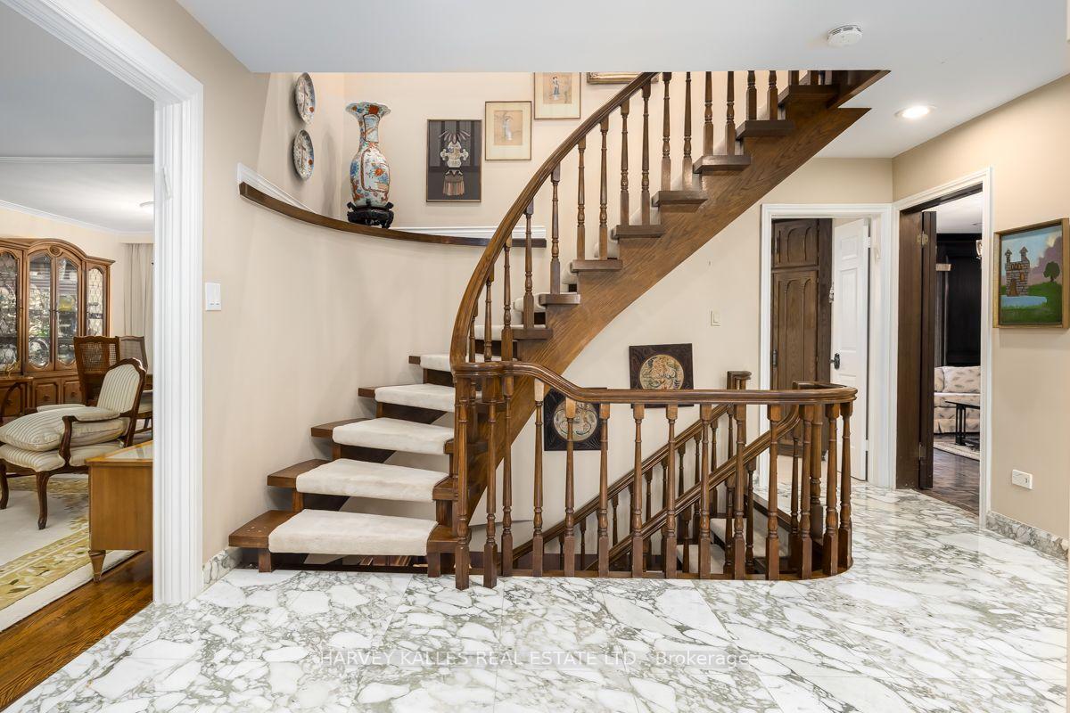 Photo 5 of 30 Coreydale Court, North York, Bathurst Manor — HOMEH